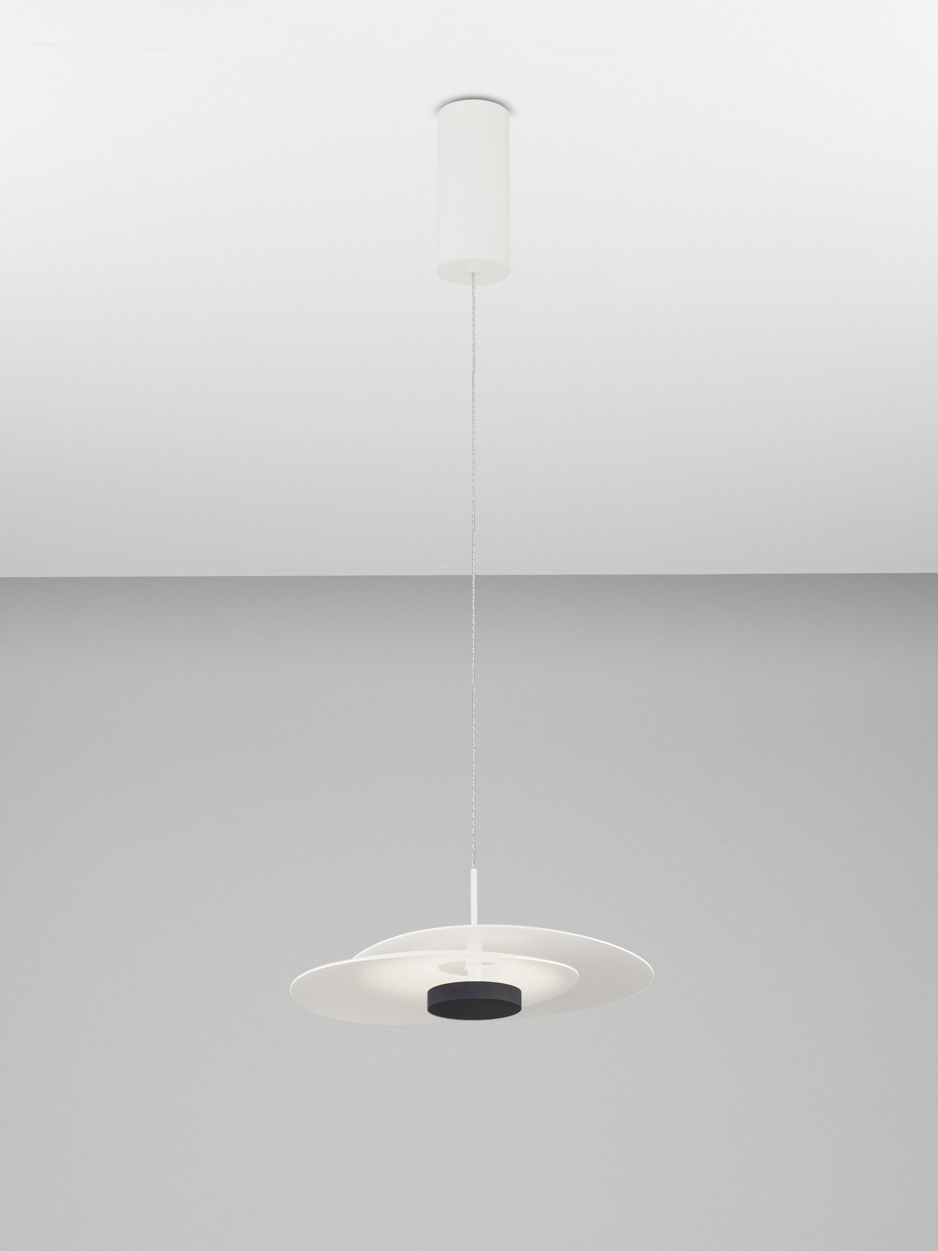OLEA | W 32 H 190 D 35 cm | 16 W | 3000 K | 537 lm | IP20 | White | Aluminum