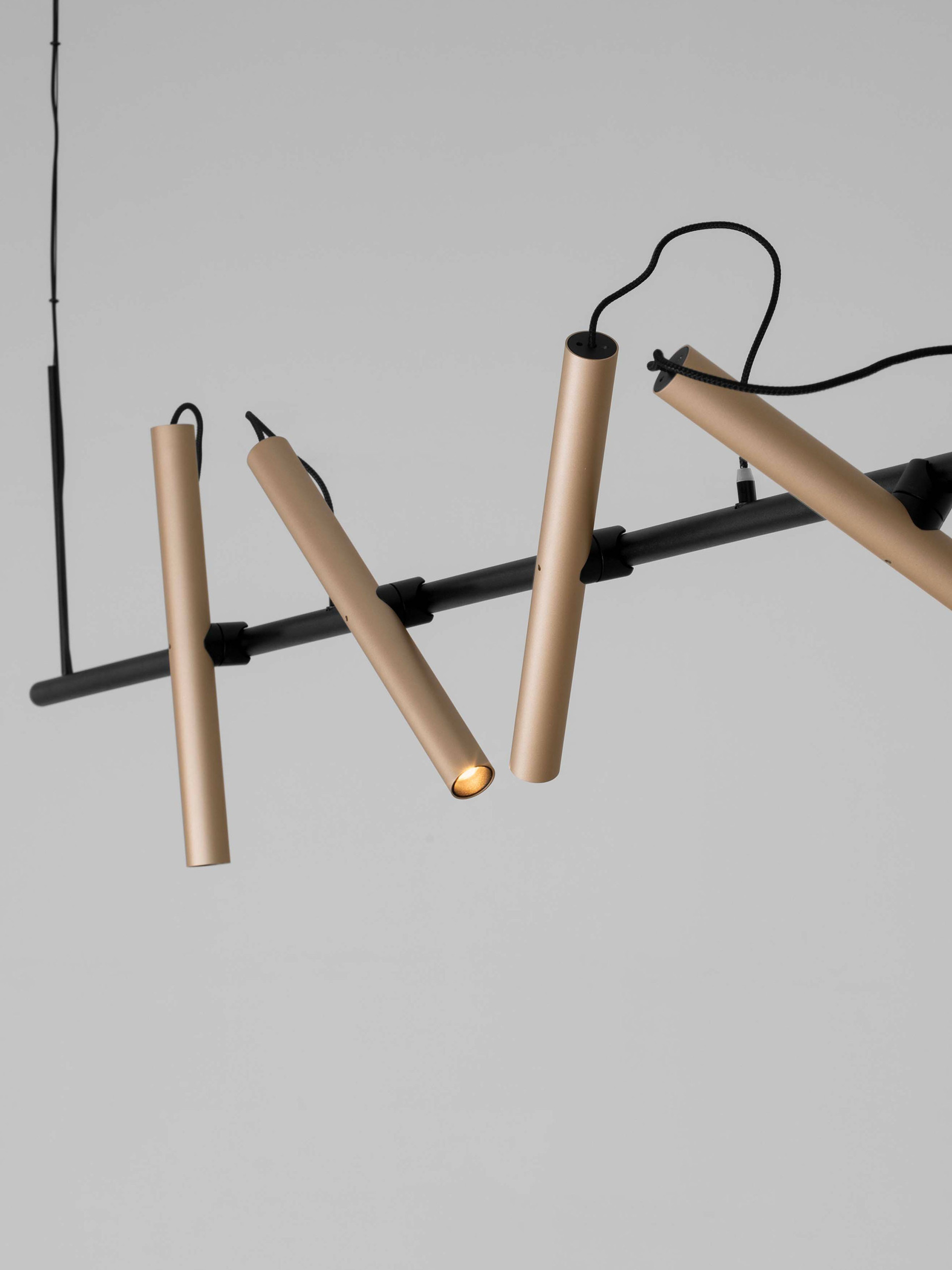 PRATO | L 150 W 9.2 H 230 cm | 33 W | 3000 K | 1112 lm | IP20 | Black/Gold | Aluminum