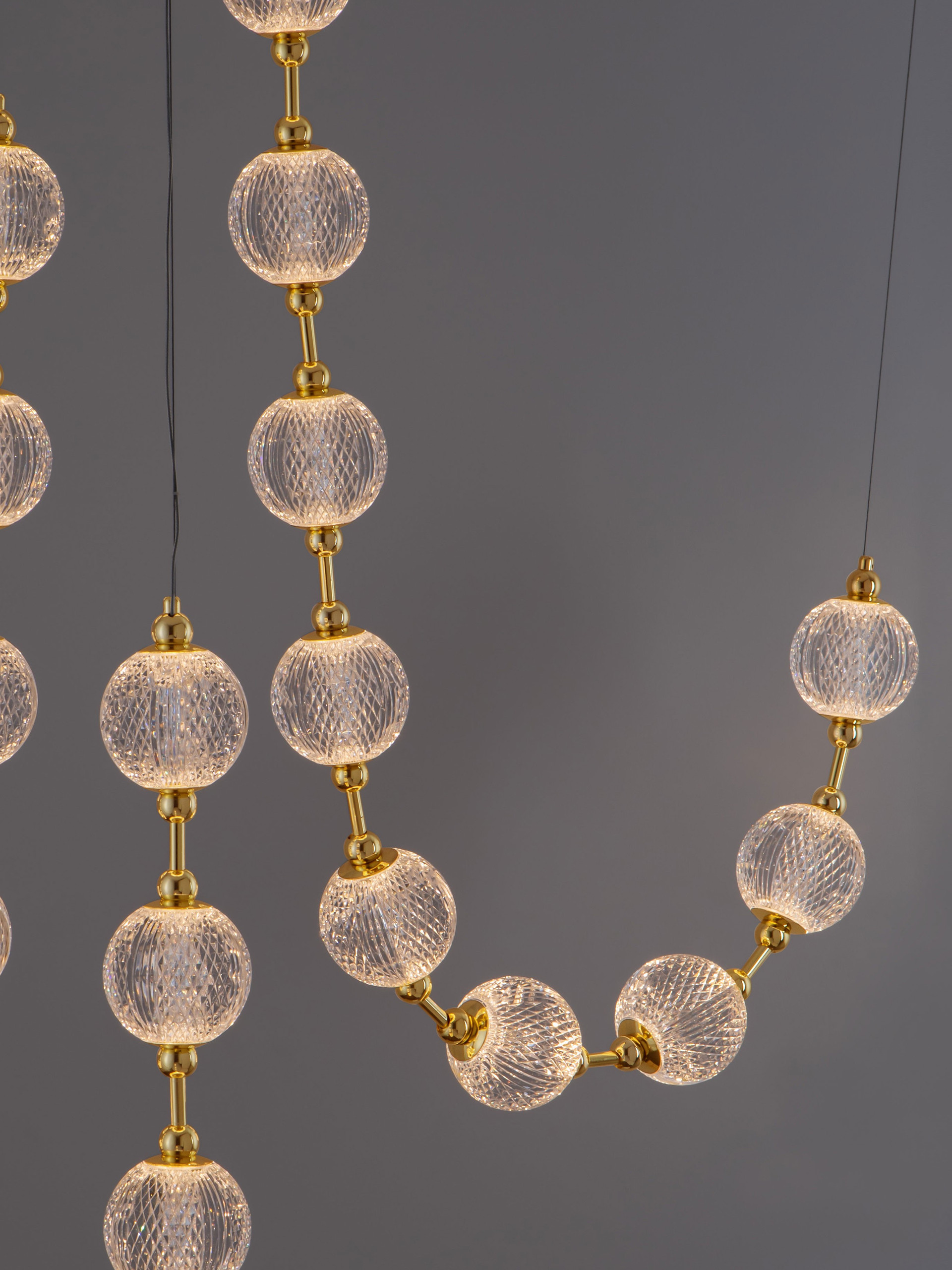 BRILLANTE | H 300 D 147 cm | 134 W | 3200 K | 8530 lm | IP20 | Gold | Aluminum/Acrylic