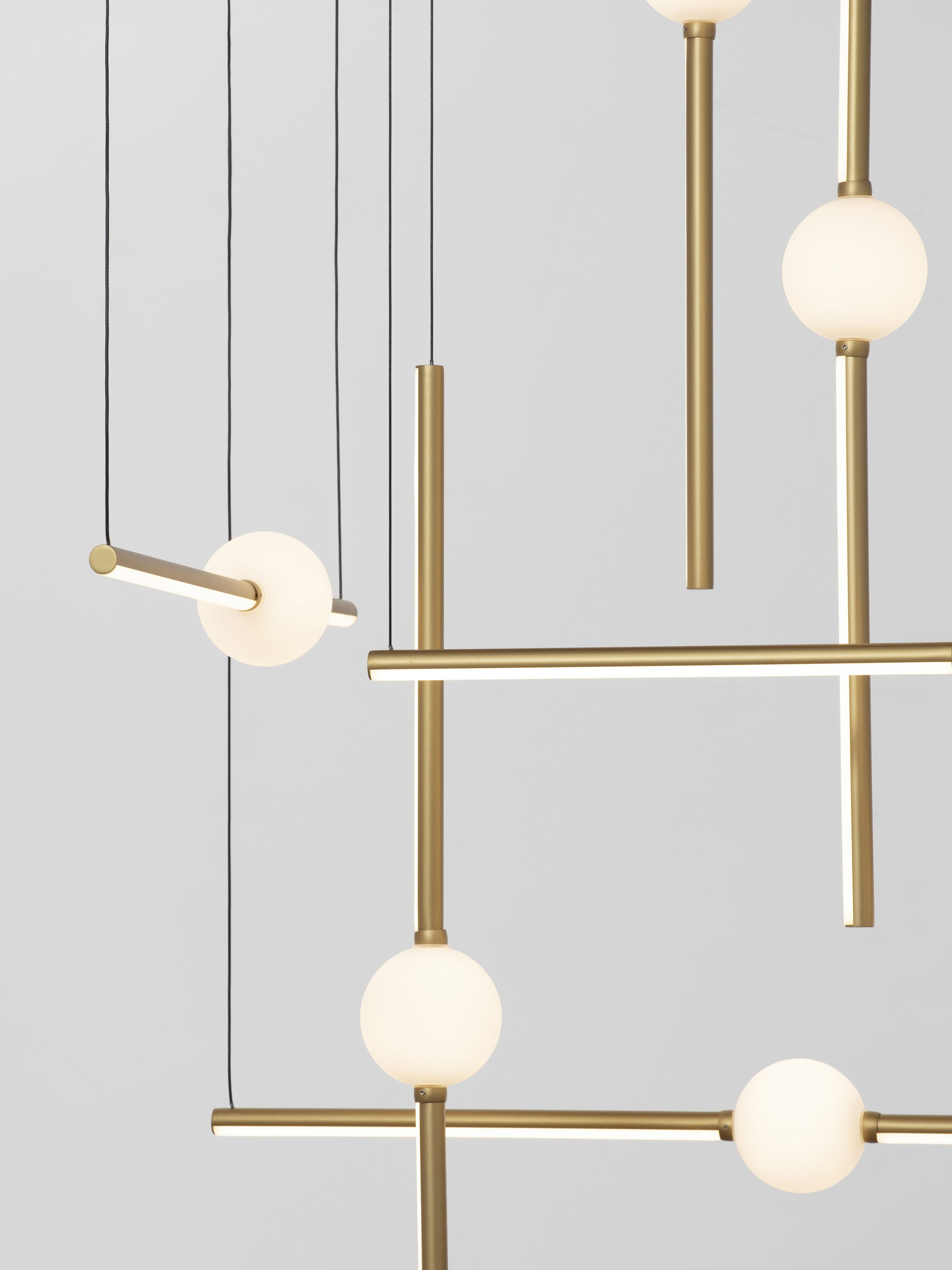 ACROBAT | L 106 W 80 H 150 cm | 106 W | 3000 K | 9926 lm | IP20 | Black/White/Gold | Glass/Aluminum