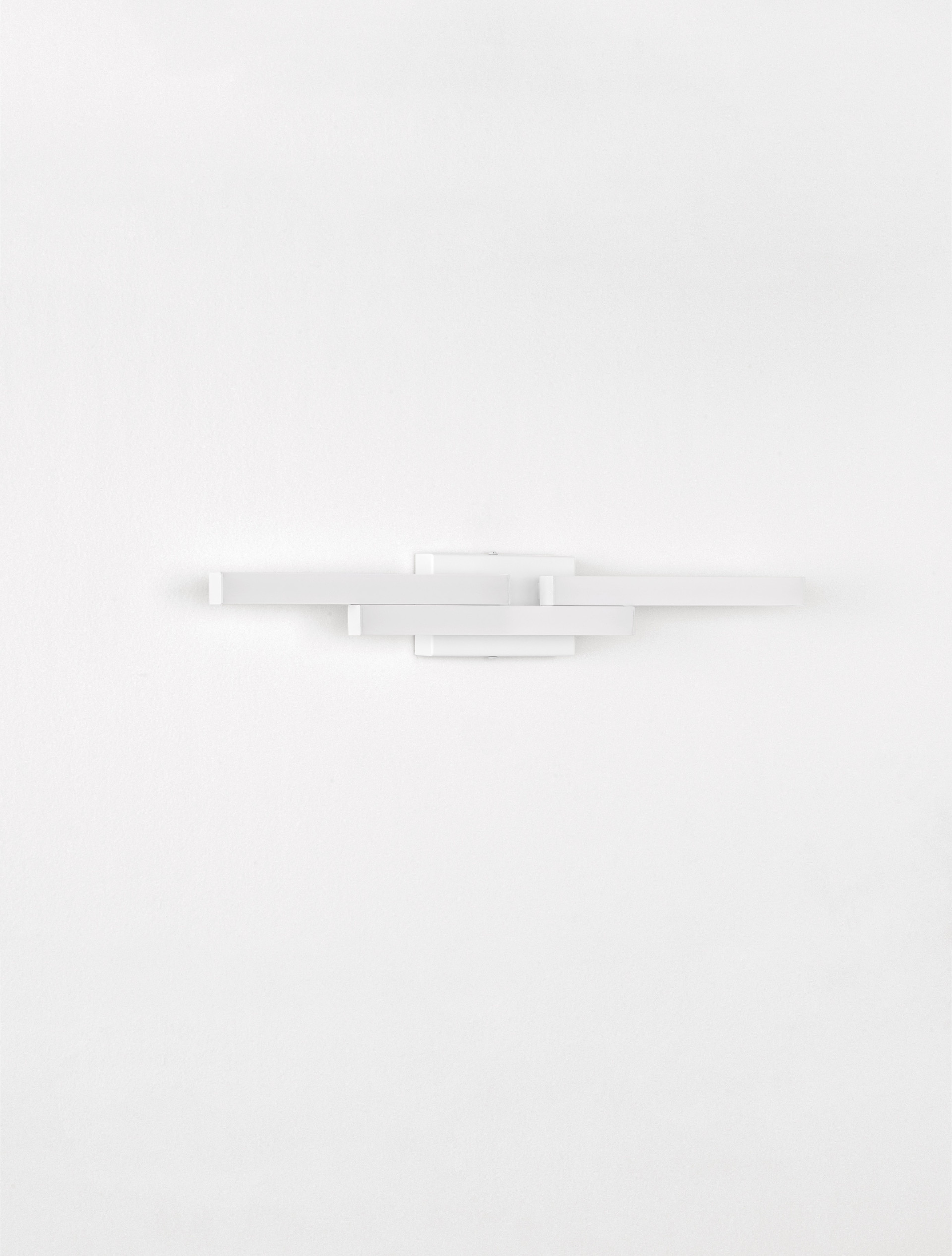 ATOM | L 60 W 7 H 9 cm | 14 W | 4000 K | 1580 lm | IP44 | White | Aluminum/Acrylic