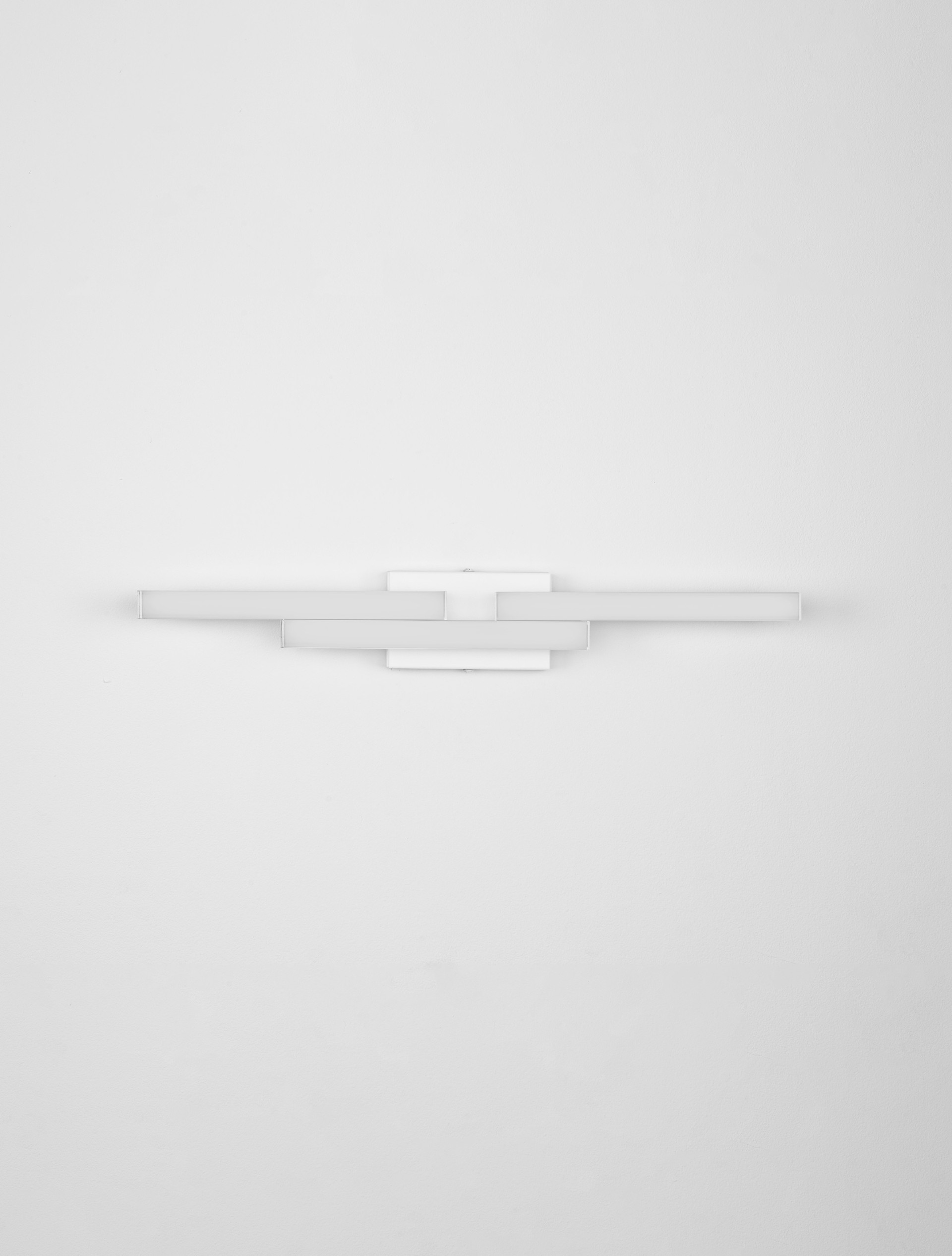 ATOM | L 60 W 7 H 9 cm | 14 W | 4000 K | 1580 lm | IP44 | White | Aluminum/Acrylic