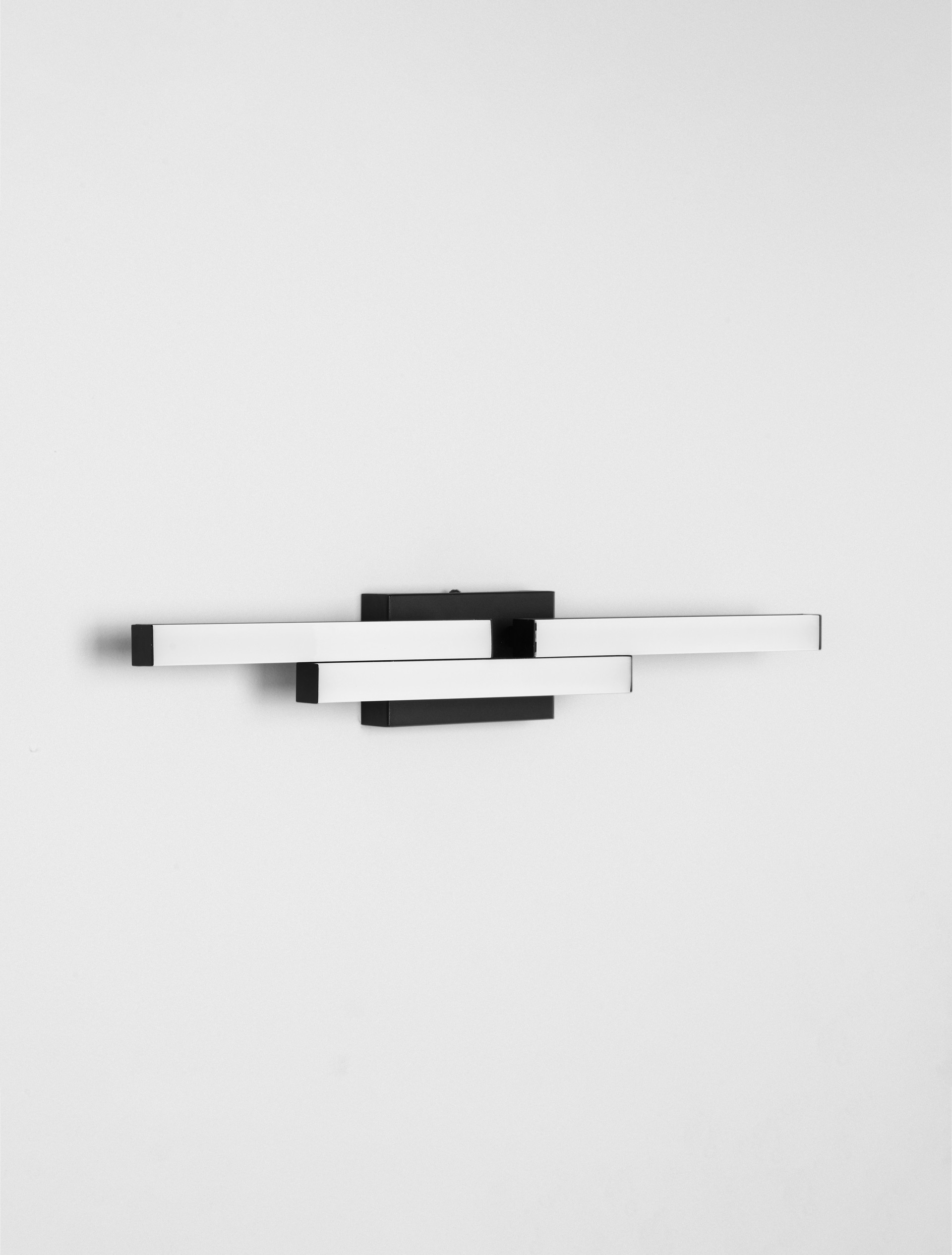 ATOM | L 60 W 7 H 9 cm | 14 W | 4000 K | 1342 lm | IP44 | Black | Aluminum/Acrylic
