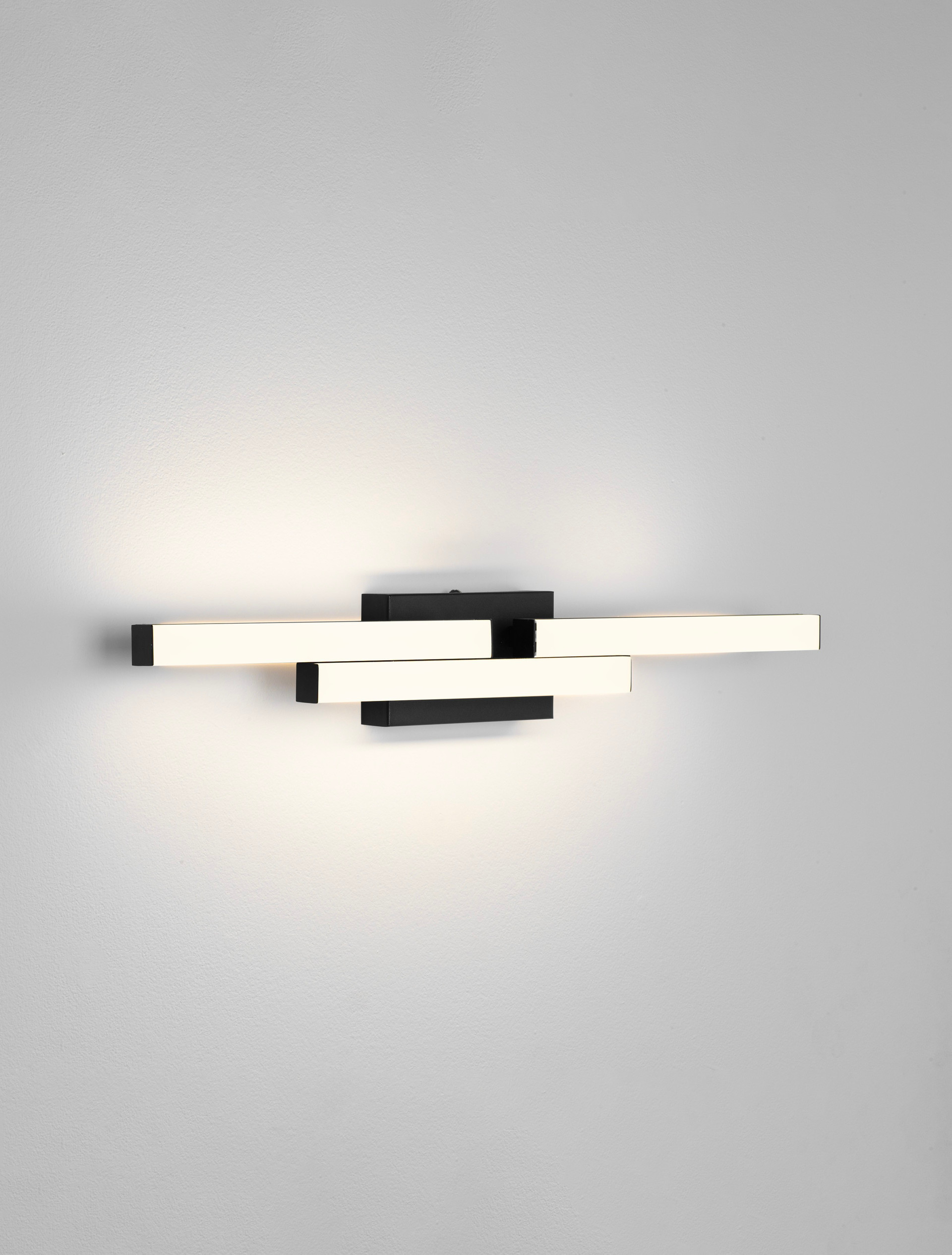 ATOM | L 60 W 7 H 9 cm | 14 W | 4000 K | 1342 lm | IP44 | Black | Aluminum/Acrylic