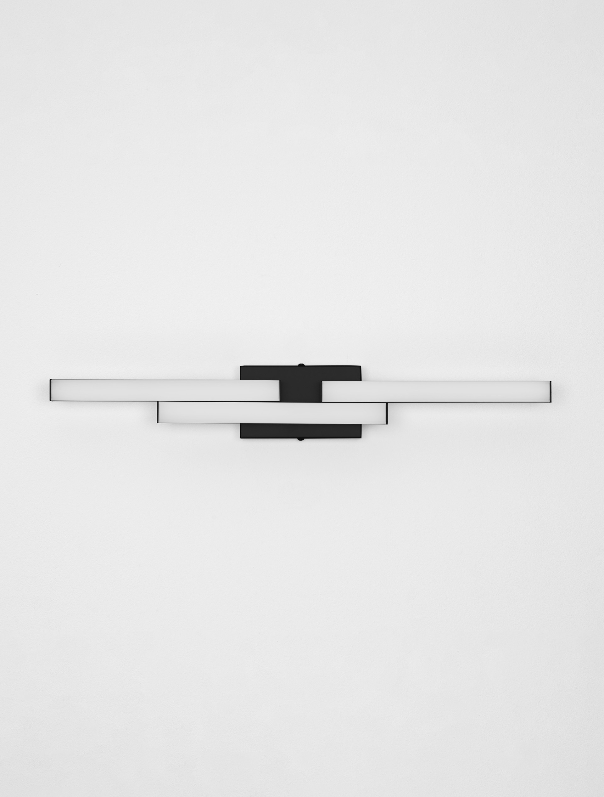 ATOM | L 60 W 7 H 9 cm | 14 W | 4000 K | 1342 lm | IP44 | Black | Aluminum/Acrylic