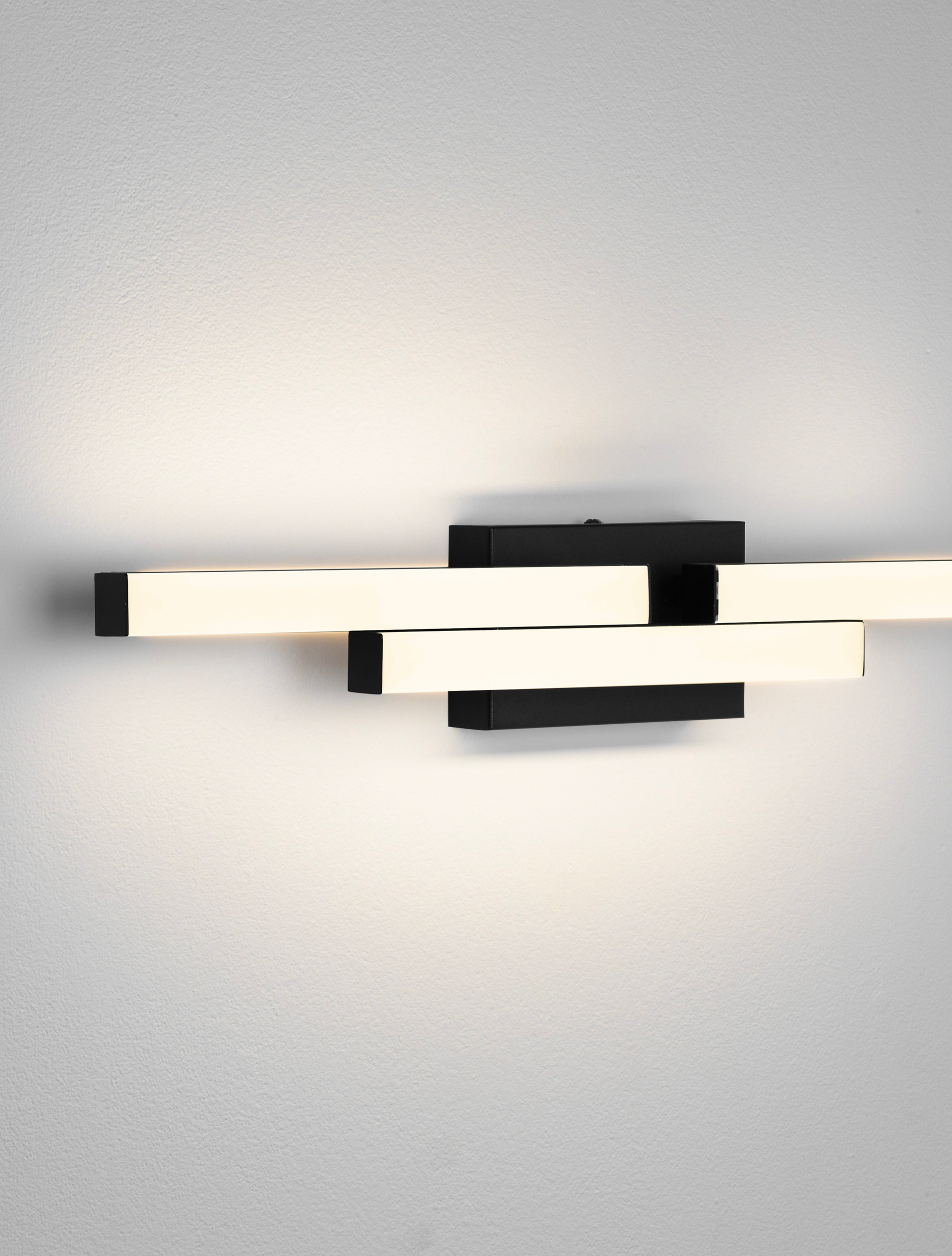 ATOM | L 60 W 7 H 9 cm | 14 W | 4000 K | 1342 lm | IP44 | Black | Aluminum/Acrylic