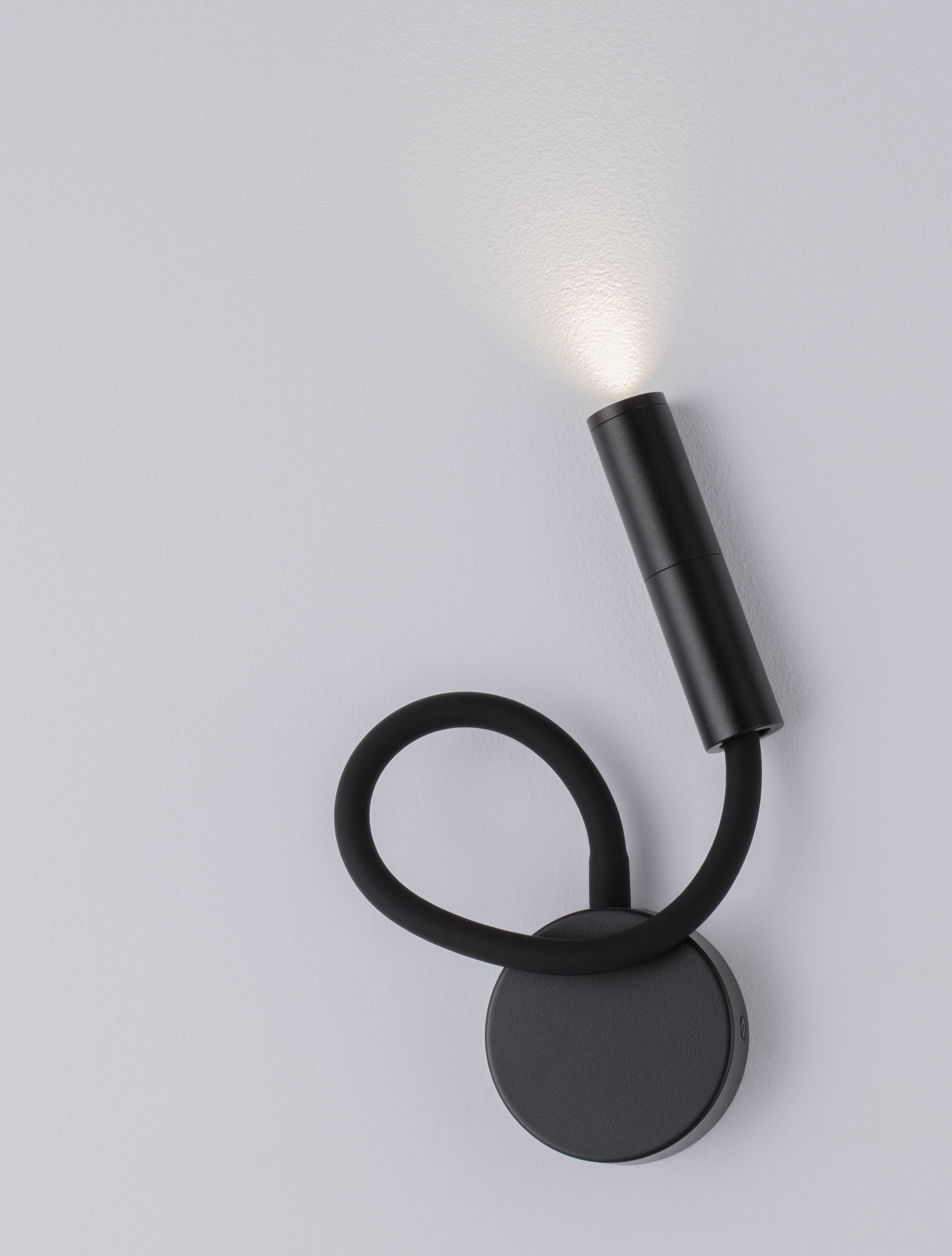 SONICA | W 2.8 H 56 D 8.5 cm | 6 W | 3000 K | 453 lm | IP20 | Black | Aluminum