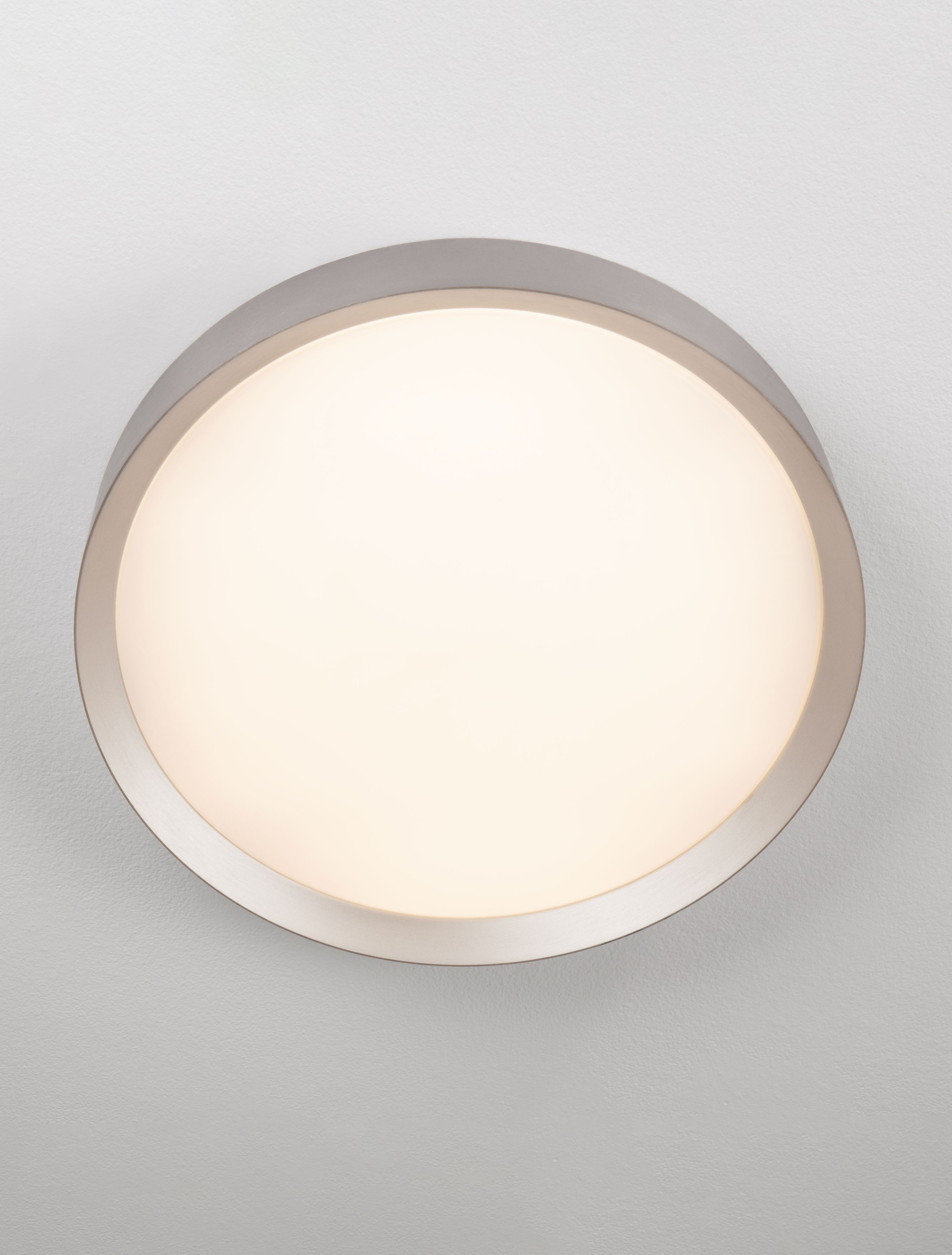 LUTON | H 8.5 D 55 cm | 47 W | 3000 K | 3525 lm | IP20 | White/Brown | Aluminum/Acrylic