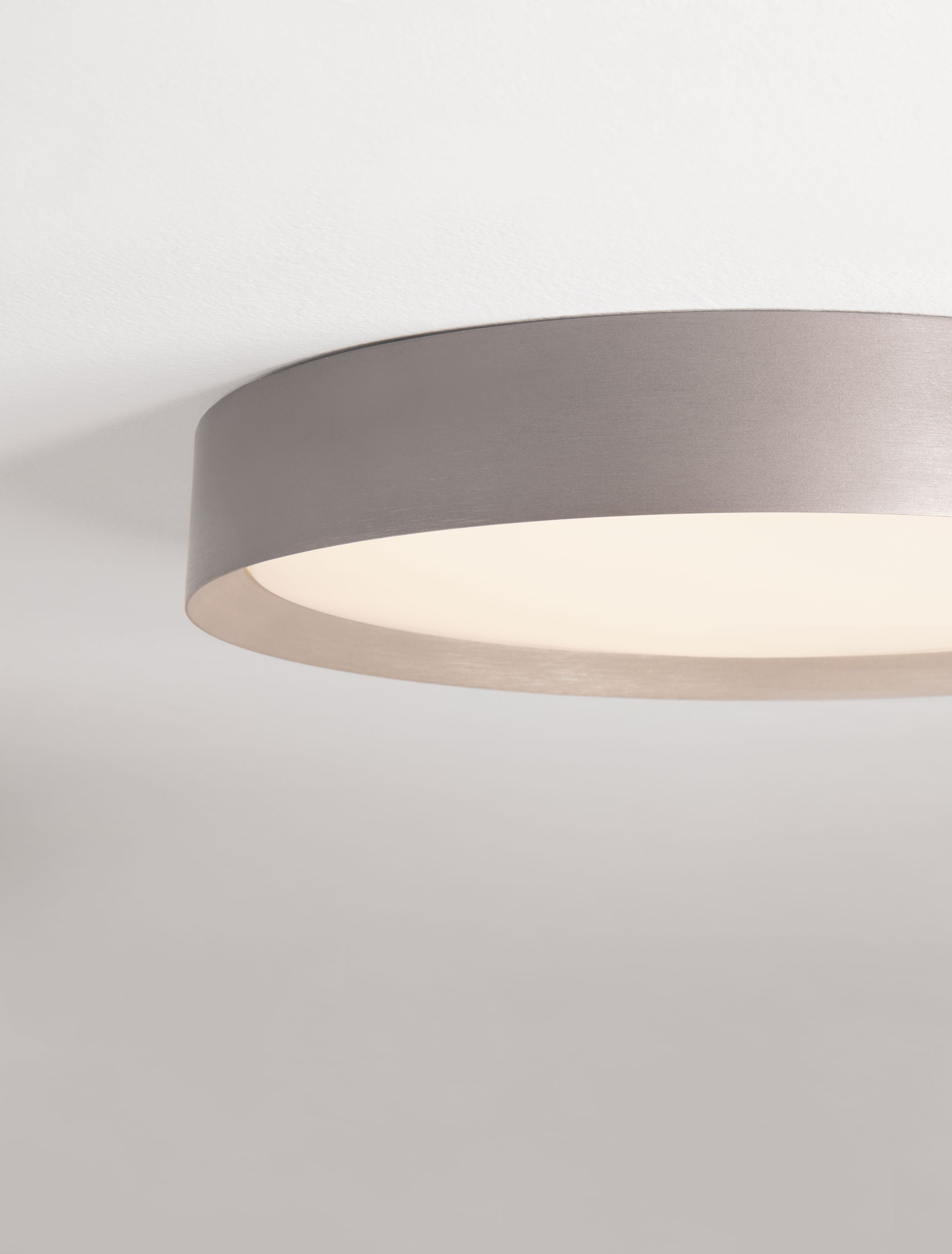 LUTON | H 8.5 D 55 cm | 47 W | 3000 K | 3525 lm | IP20 | White/Brown | Aluminum/Acrylic