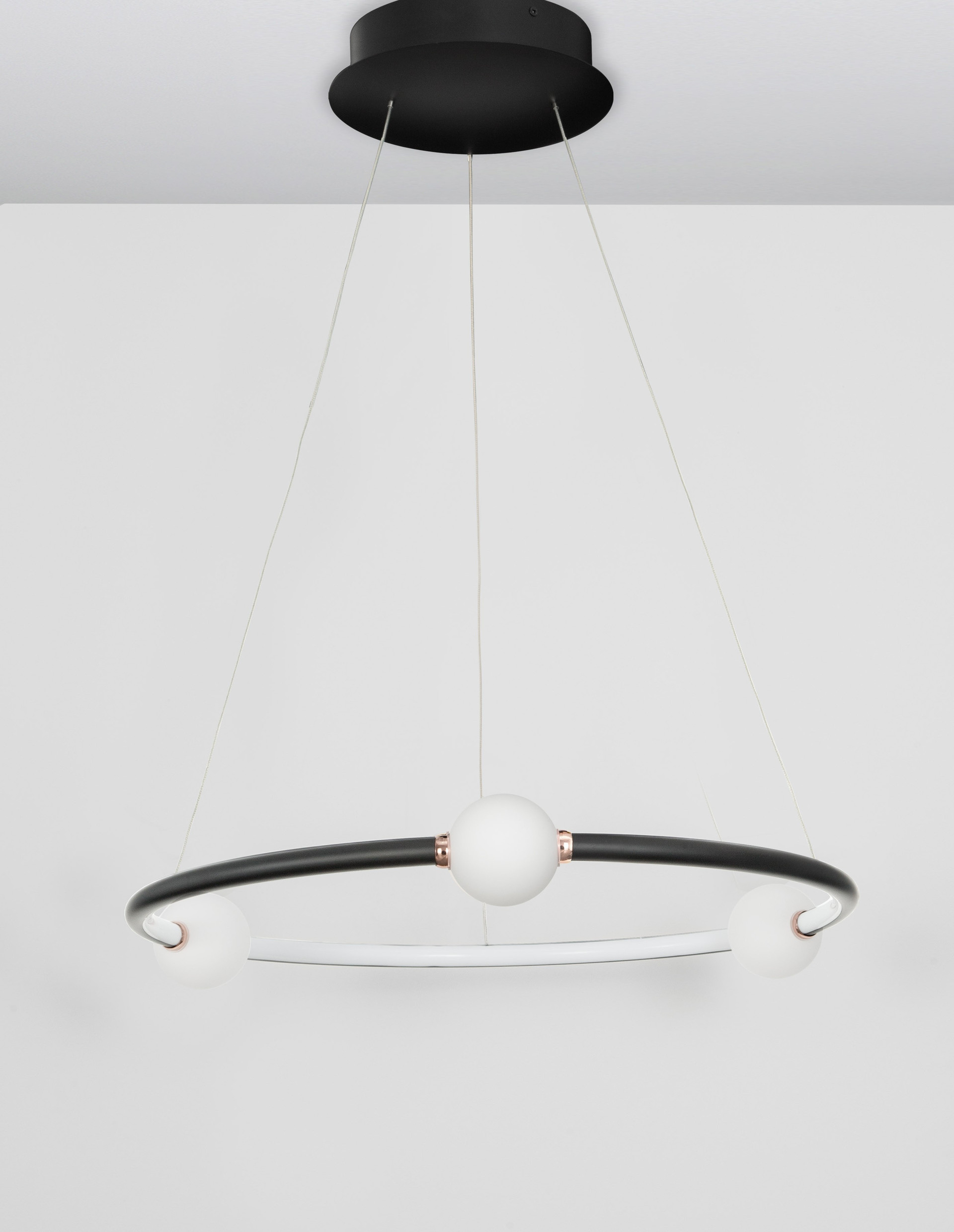 CELIA | W 64 H 120 D 64 cm | 37 W | 3000 K | 3812 lm | IP20 | Black/White | Glass/Aluminum