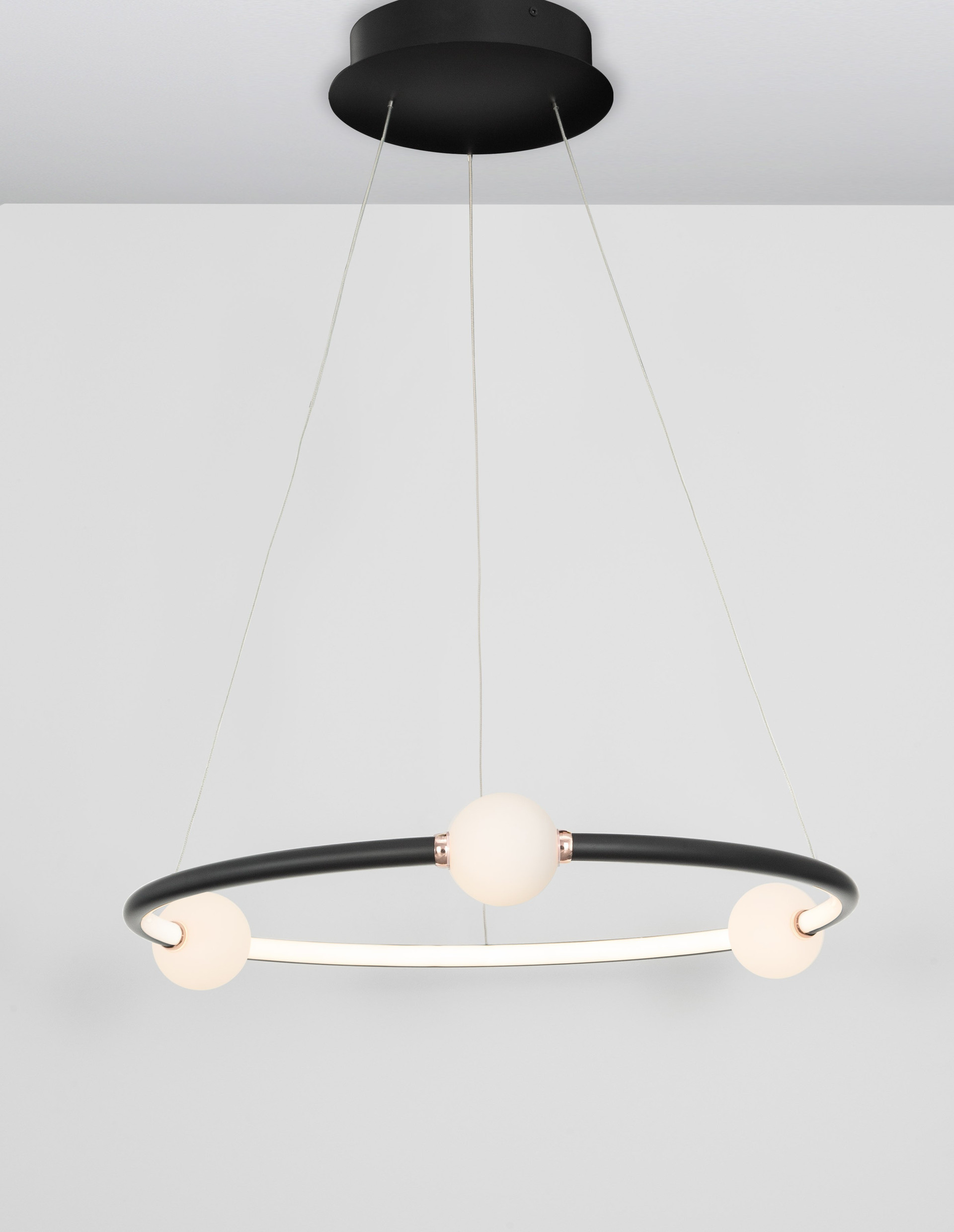 CELIA | W 64 H 120 D 64 cm | 37 W | 3000 K | 3812 lm | IP20 | Black/White | Glass/Aluminum