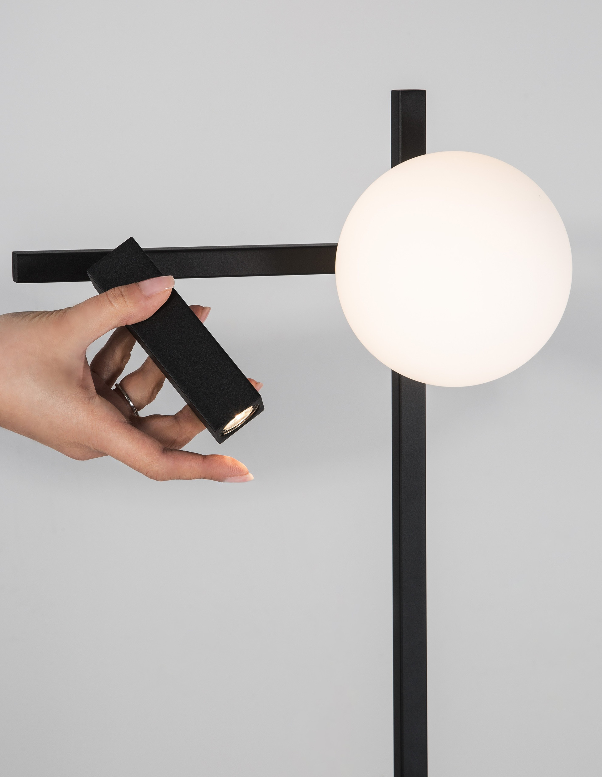 JOLINE | L 26.5 W 16.5 H 150 cm | 9 W | 3200 K | 650 lm | IP20 | Negro/Blanco | Vidrio/Aluminio/Metal