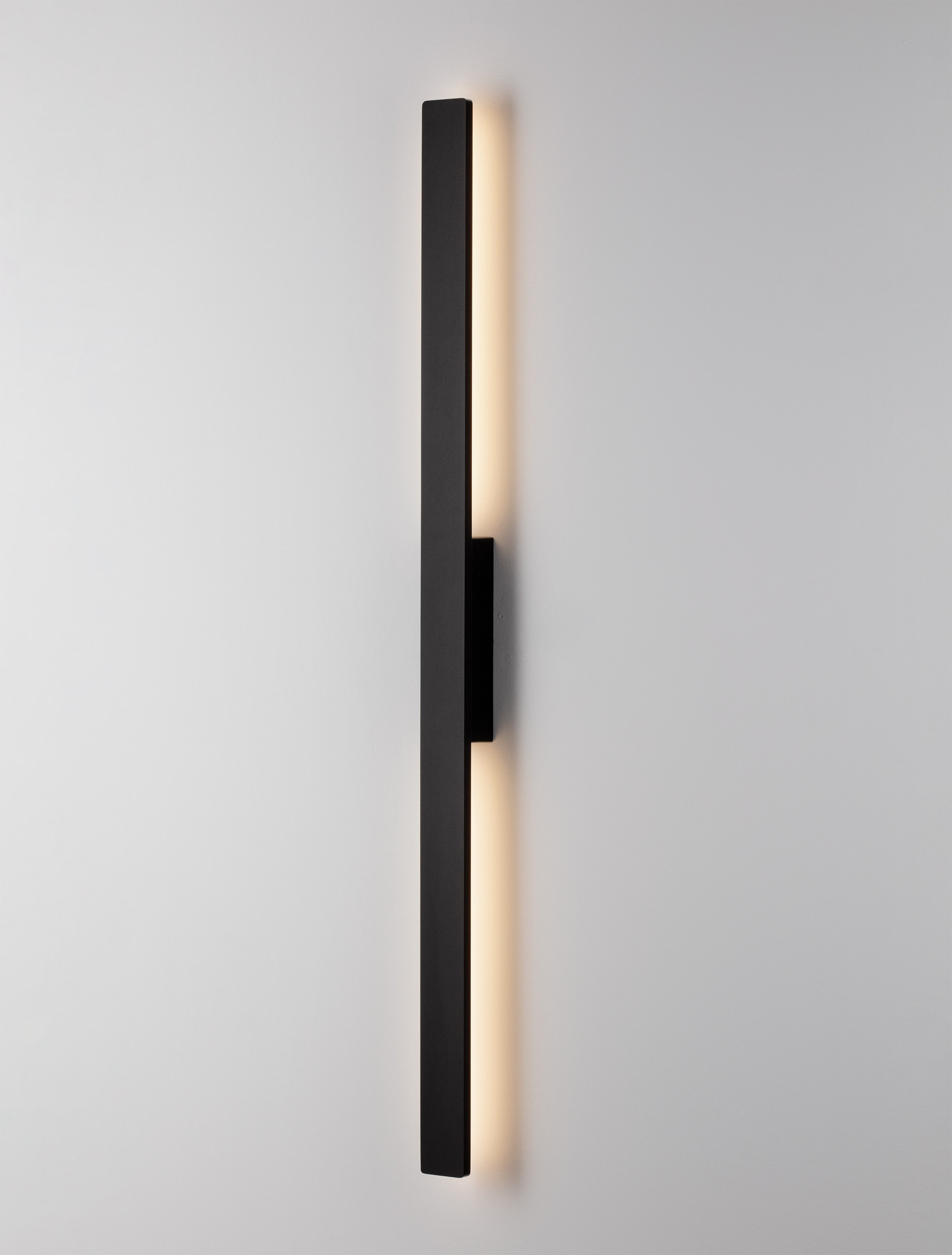 ANETH | L 5.3 W 4.9 H 104 cm | 20 W | 3000 K | 1200 lm | IP65 | Black | Aluminum