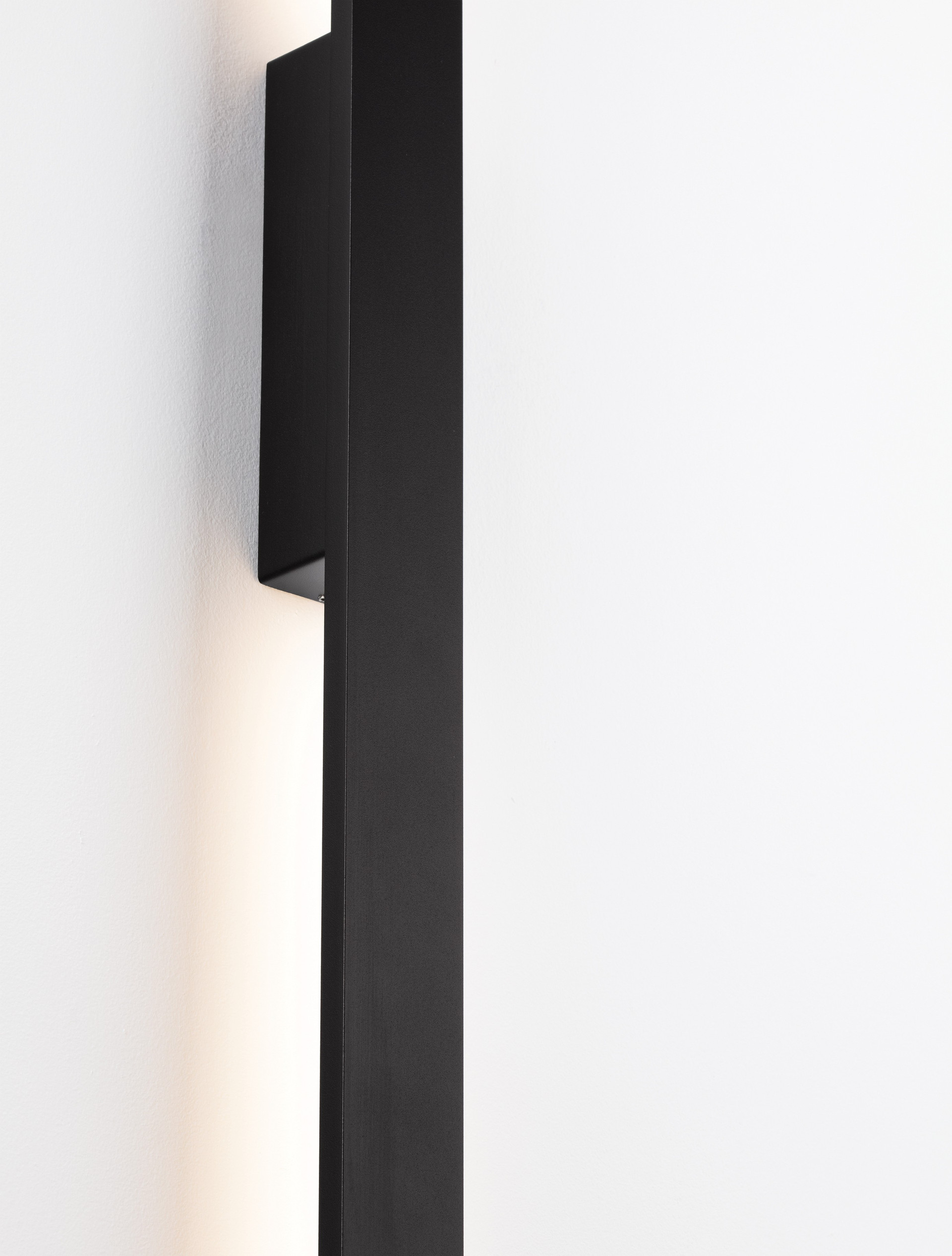 ANETH | L 5.3 W 4.9 H 104 cm | 20 W | 3000 K | 1200 lm | IP65 | Black | Aluminum