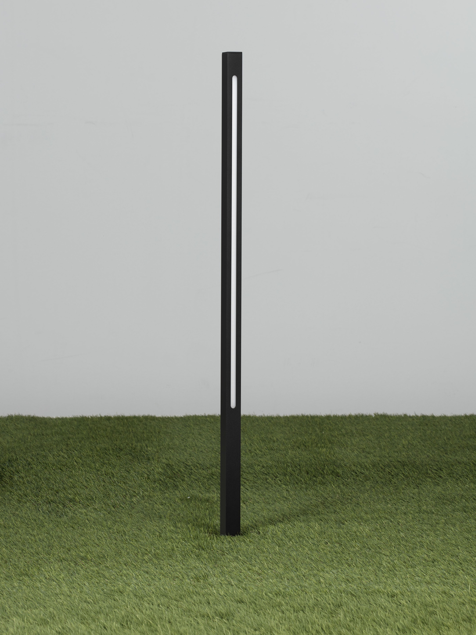 EVEN | L 2.5 W 2.5 H 80 cm | 12 W | 3000 K | 571 lm | IP65 | Black | Aluminum
