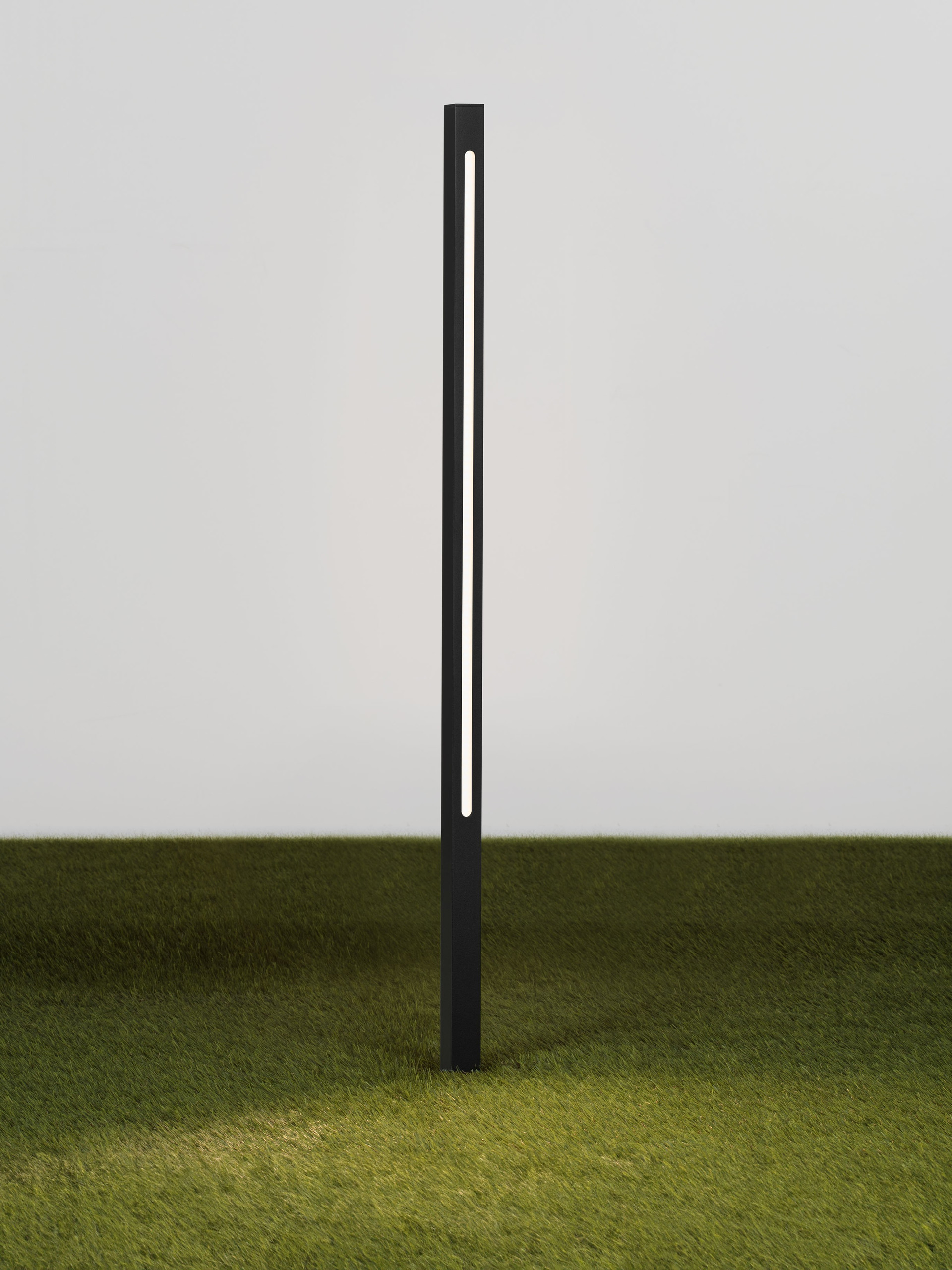 EVEN | L 2.5 W 2.5 H 80 cm | 12 W | 3000 K | 571 lm | IP65 | Black | Aluminum