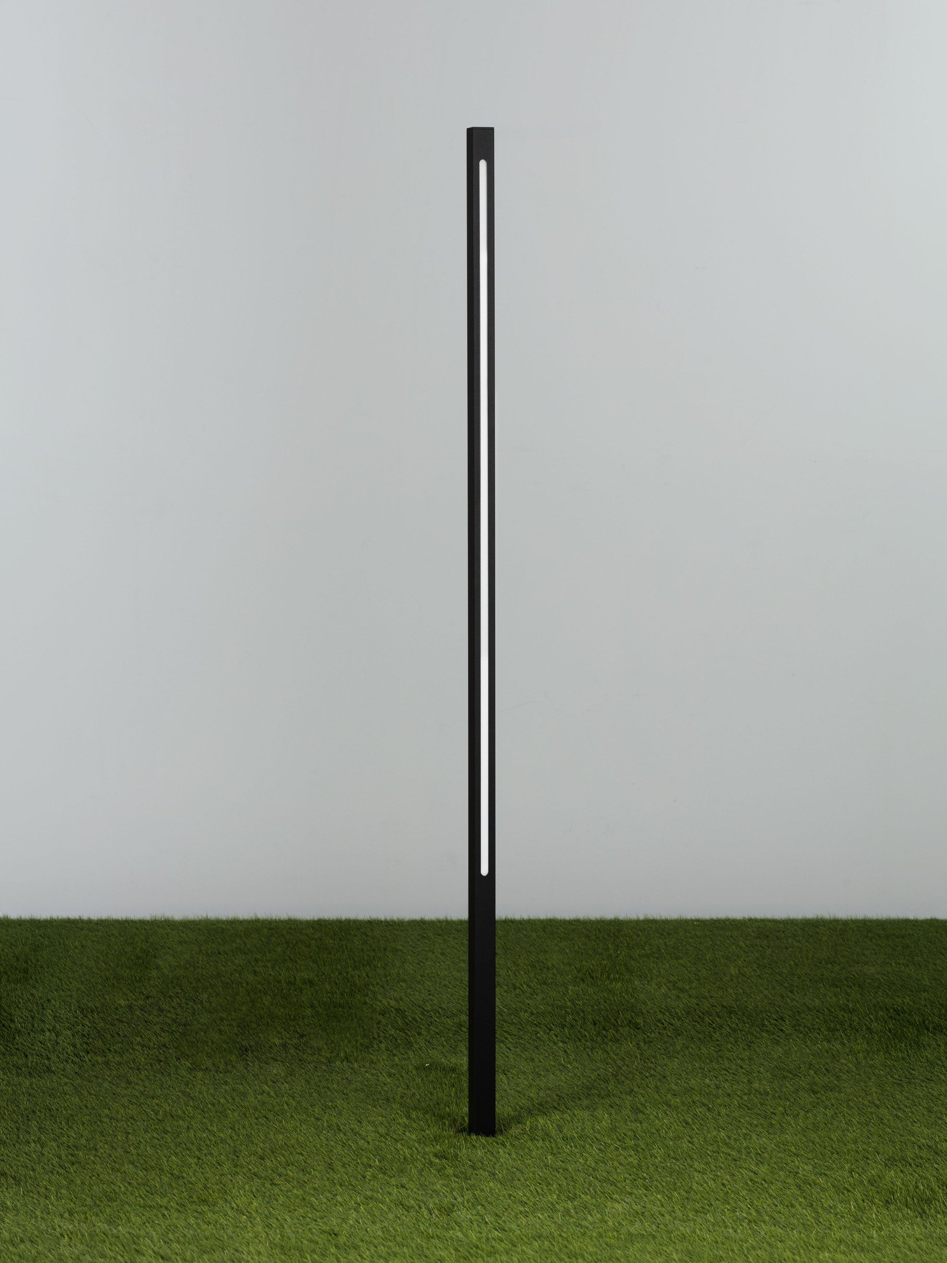 EVEN | L 2.5 W 2.5 H 120 cm | 19 W | 3000 K | 828 lm | IP65 | Black | Aluminum