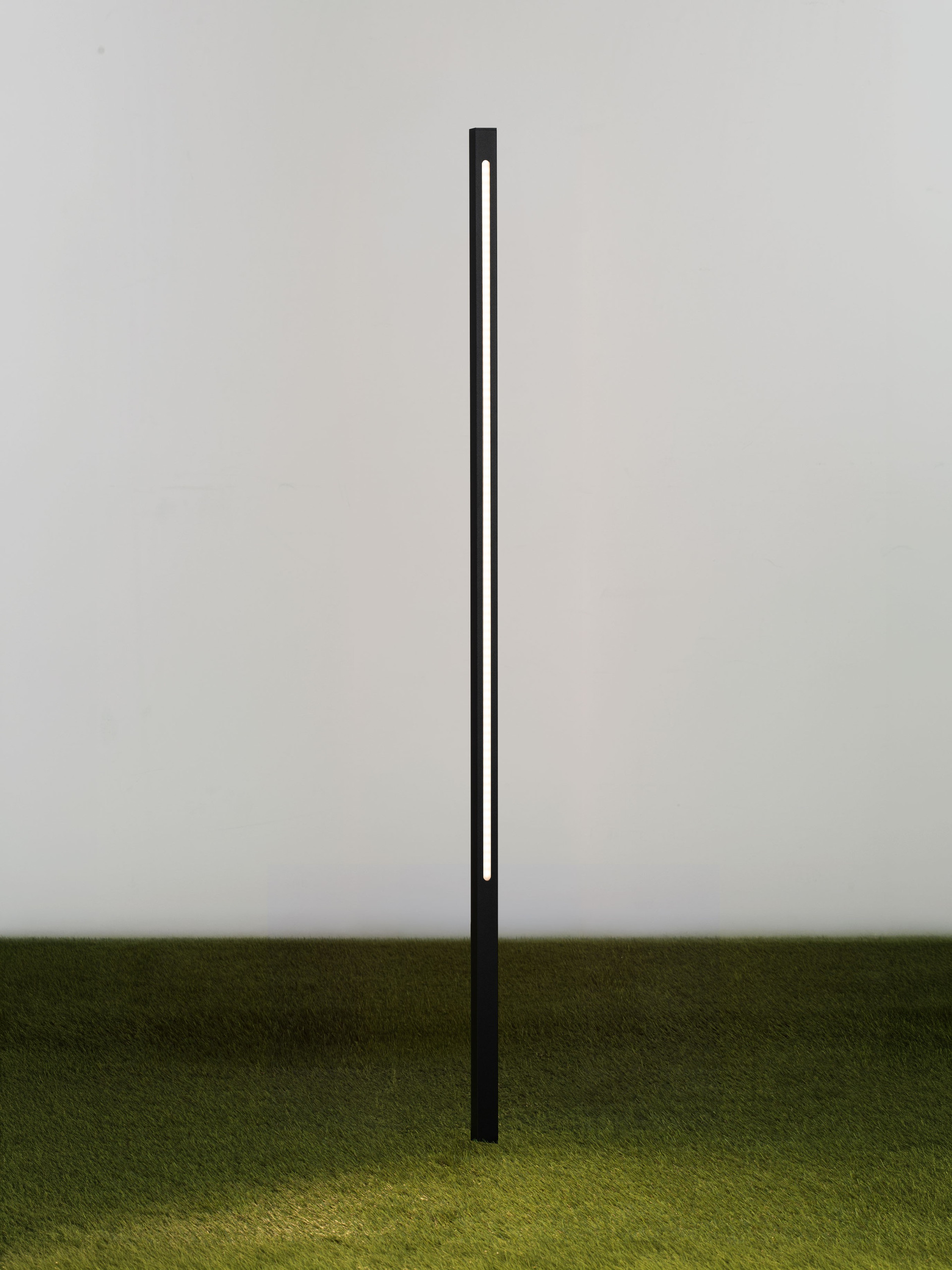 EVEN | L 2.5 W 2.5 H 120 cm | 19 W | 3000 K | 828 lm | IP65 | Black | Aluminum