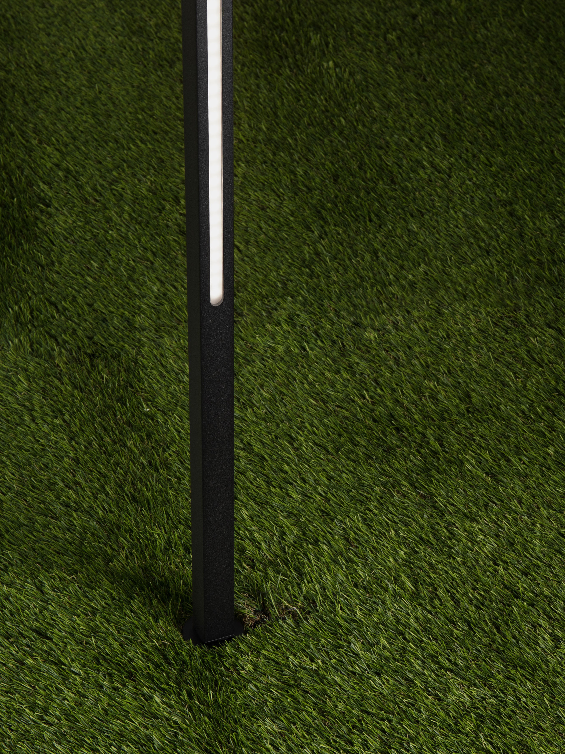 EVEN | L 2.5 W 2.5 H 120 cm | 19 W | 3000 K | 828 lm | IP65 | Black | Aluminum