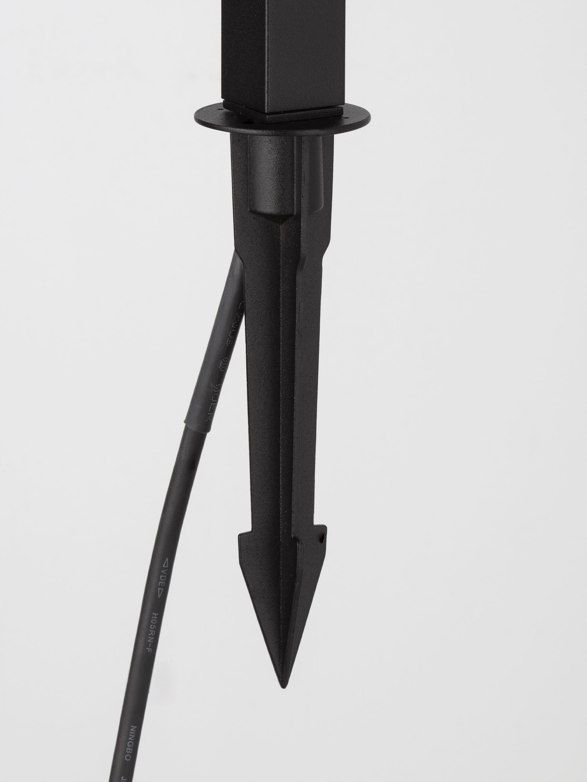 EVEN | L 2.5 W 2.5 H 120 cm | 19 W | 3000 K | 828 lm | IP65 | Black | Aluminum