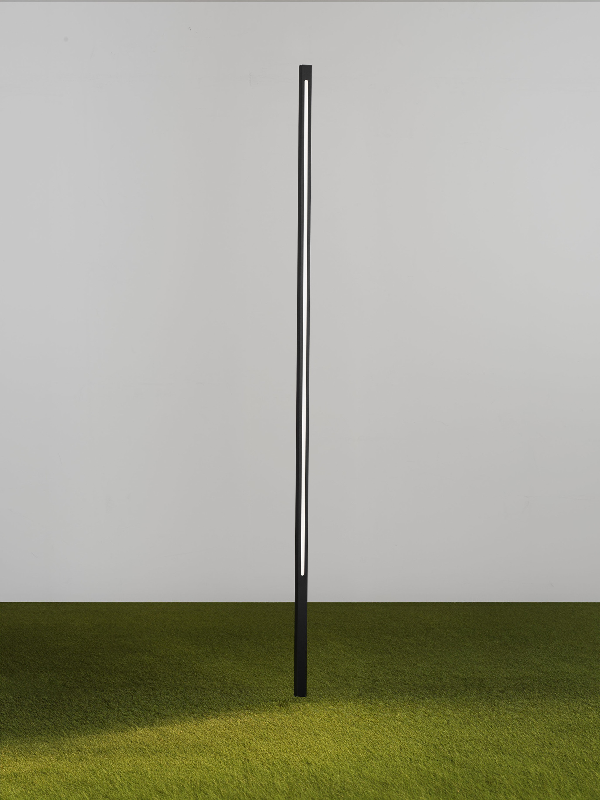 EVEN | L 2.5 W 2.5 H 160 cm | 25 W | 3000 K | 1070 lm | IP65 | Black | Aluminum