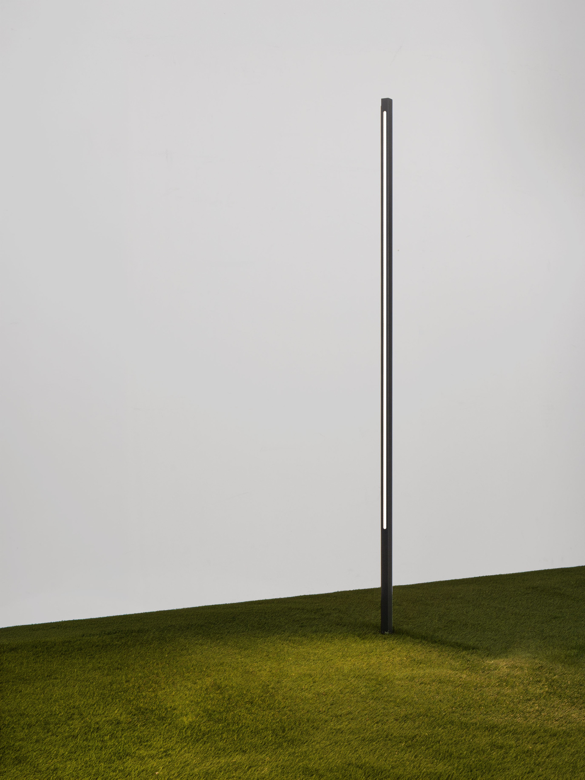 EVEN | L 2.5 W 2.5 H 160 cm | 25 W | 3000 K | 1070 lm | IP65 | Black | Aluminum
