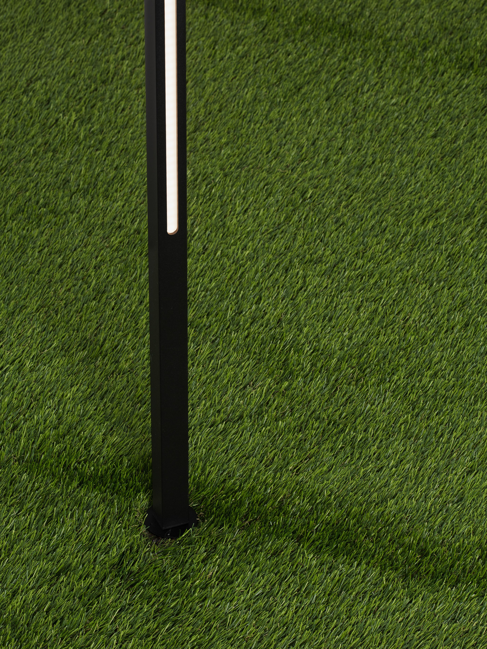 EVEN | L 2.5 W 2.5 H 160 cm | 25 W | 3000 K | 1070 lm | IP65 | Black | Aluminum