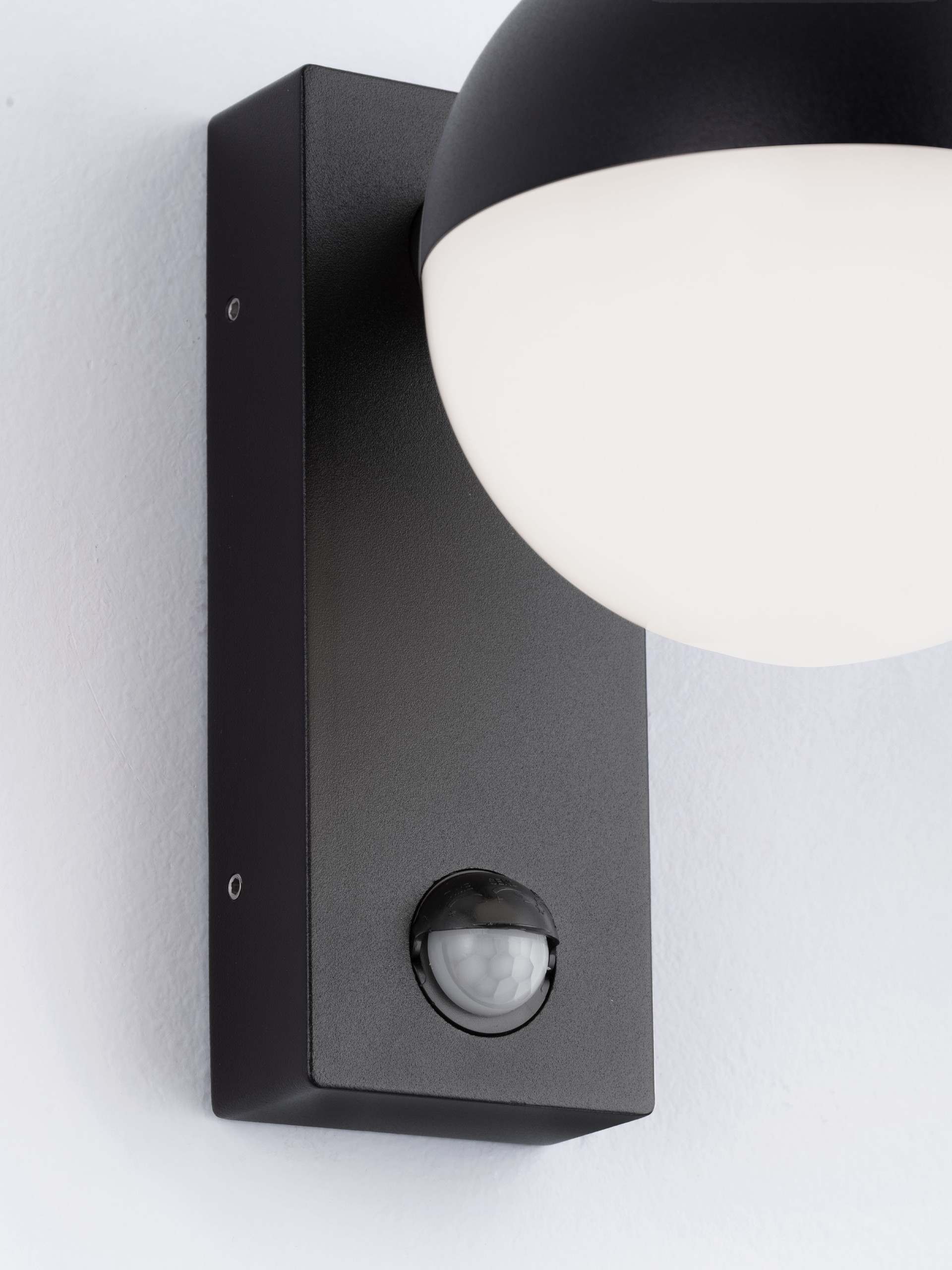 MAKO | W 19.5 H 17.5 D 12 cm | 12 W | 3000 K | 650 lm | IP65 | Black | Aluminum