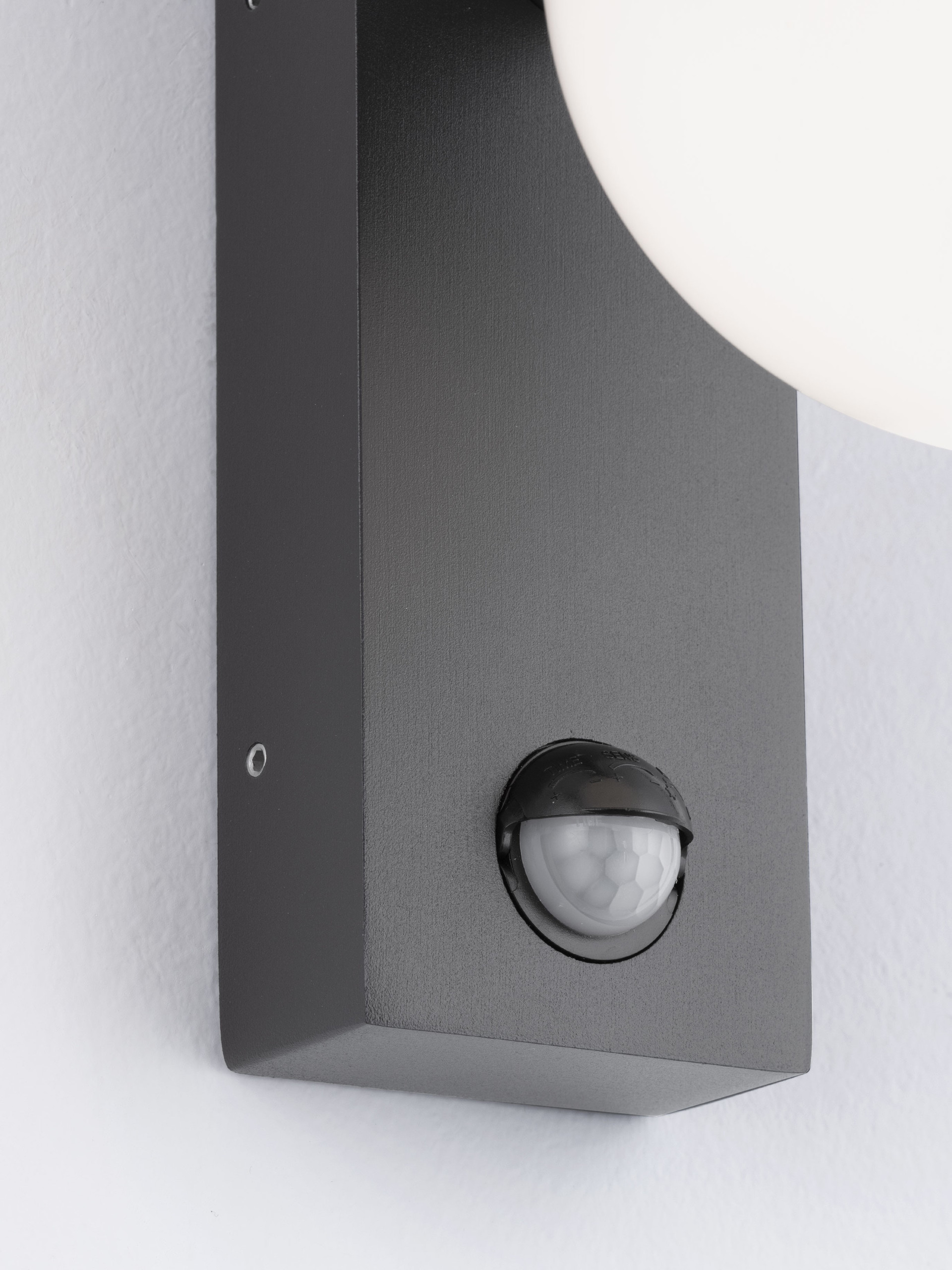 MAKO | W 19.5 H 17.5 D 12 cm | 12 W | 2700 K | 650 lm | IP65 | Anthracite | Aluminum
