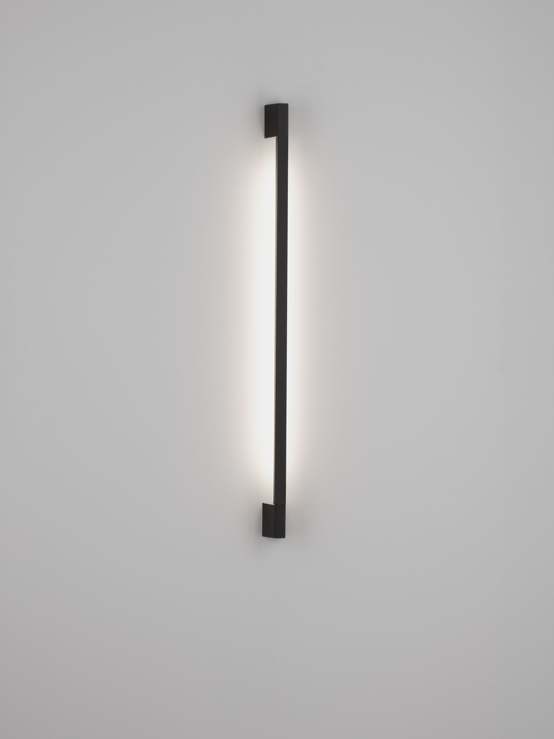 SPINE | L 4.5 W 8 H 90 cm | 8 W | 3000 K | 356 lm | IP54 | Black | Aluminum