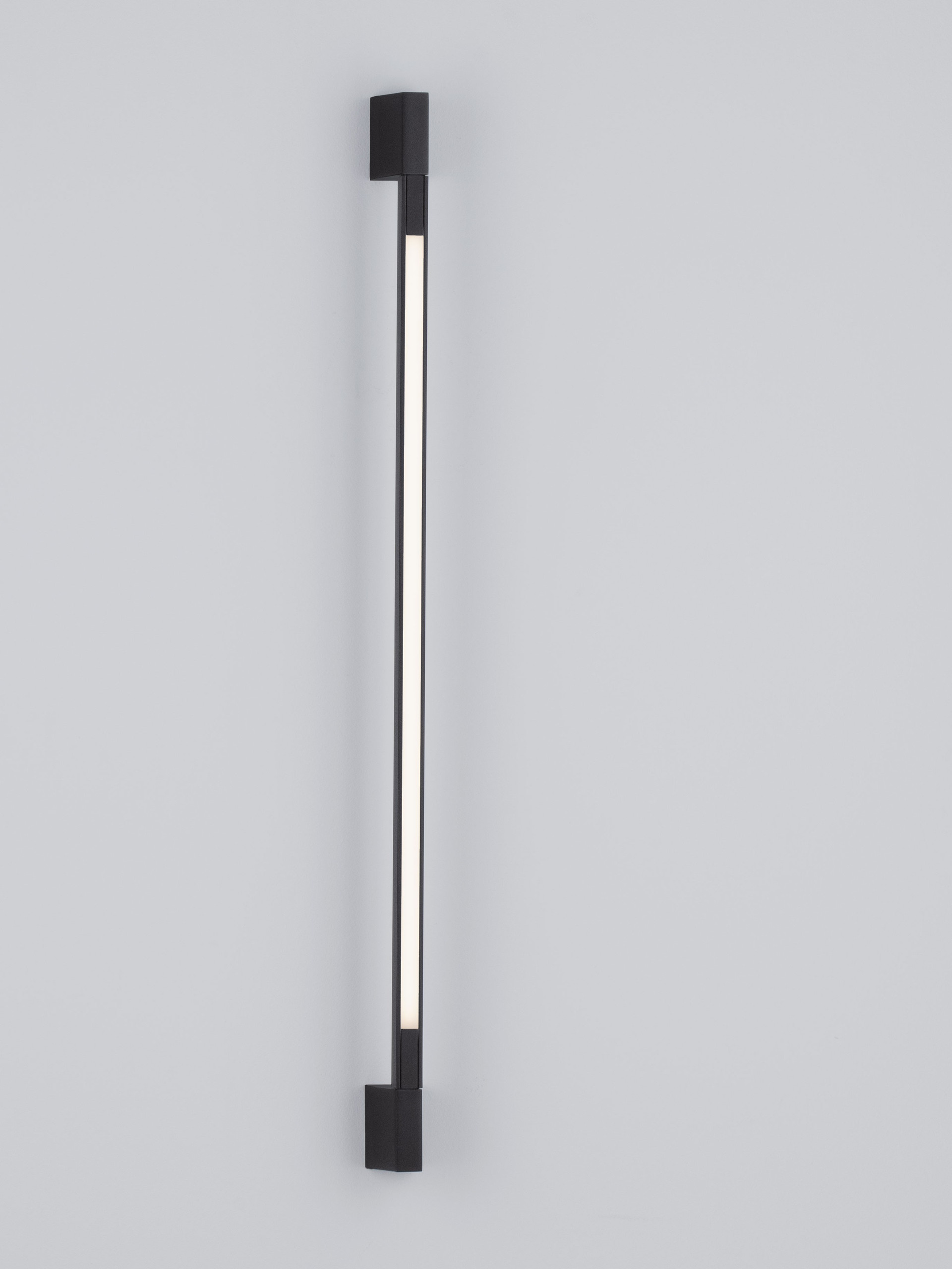 SPINE | L 4.5 W 8 H 90 cm | 8 W | 3000 K | 356 lm | IP54 | Black | Aluminum