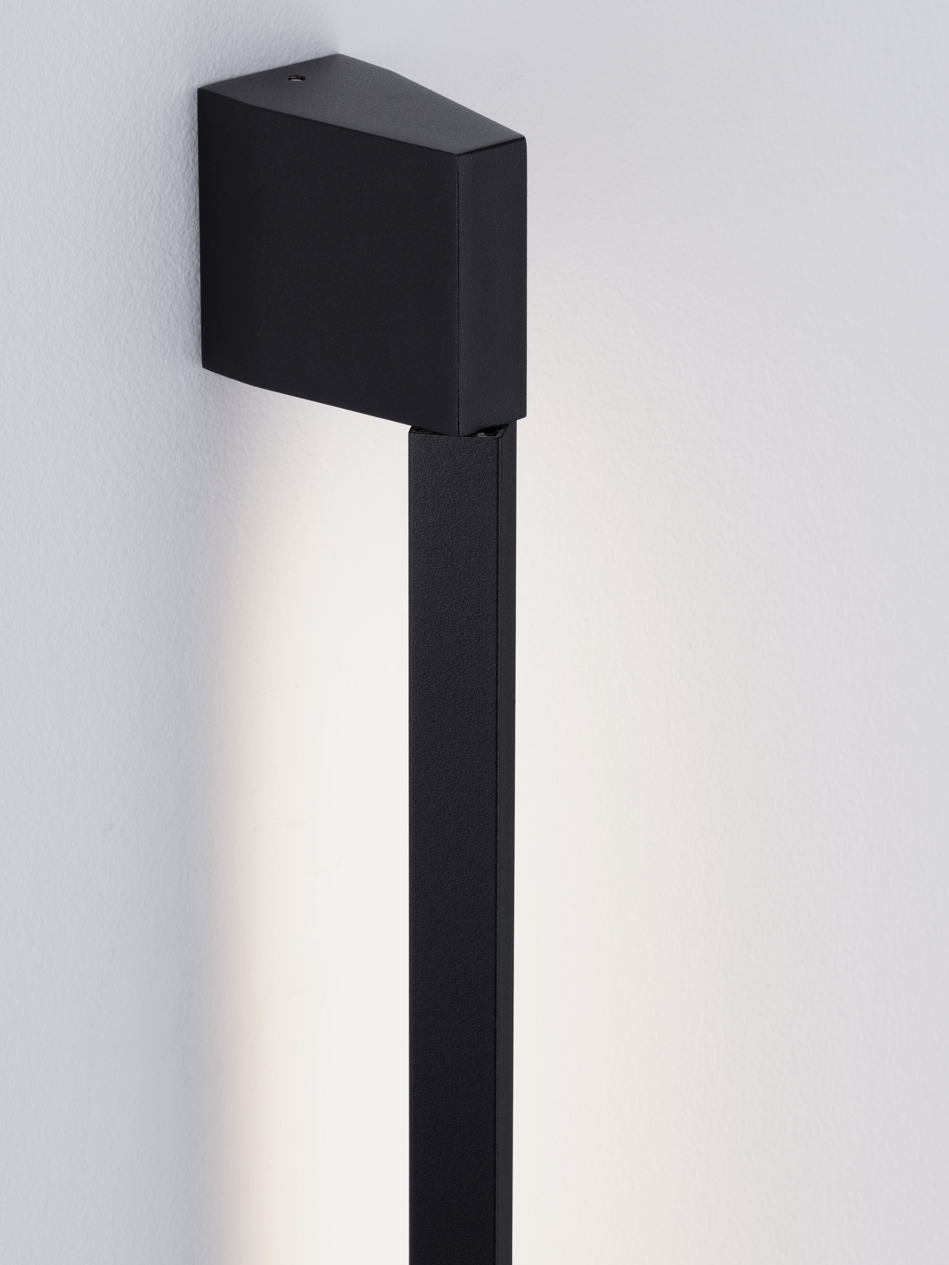 SPINE | L 4.5 W 8 H 90 cm | 8 W | 3000 K | 356 lm | IP54 | Black | Aluminum