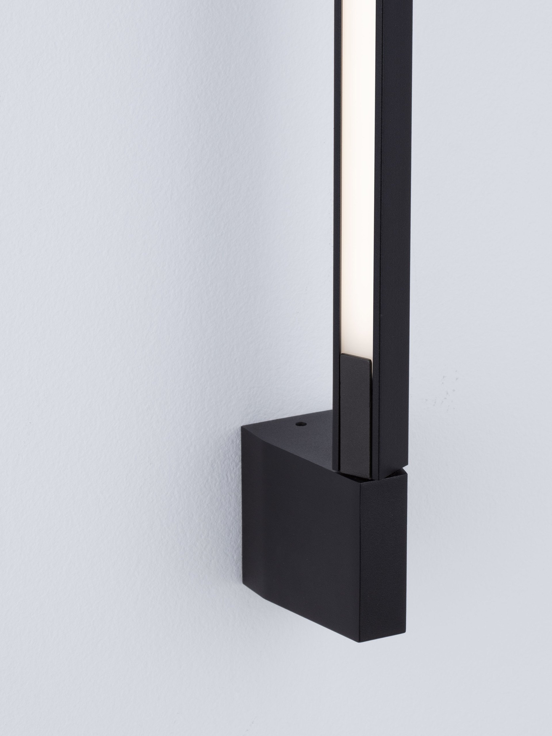 SPINE | L 4.5 W 8 H 90 cm | 8 W | 3000 K | 356 lm | IP54 | Black | Aluminum