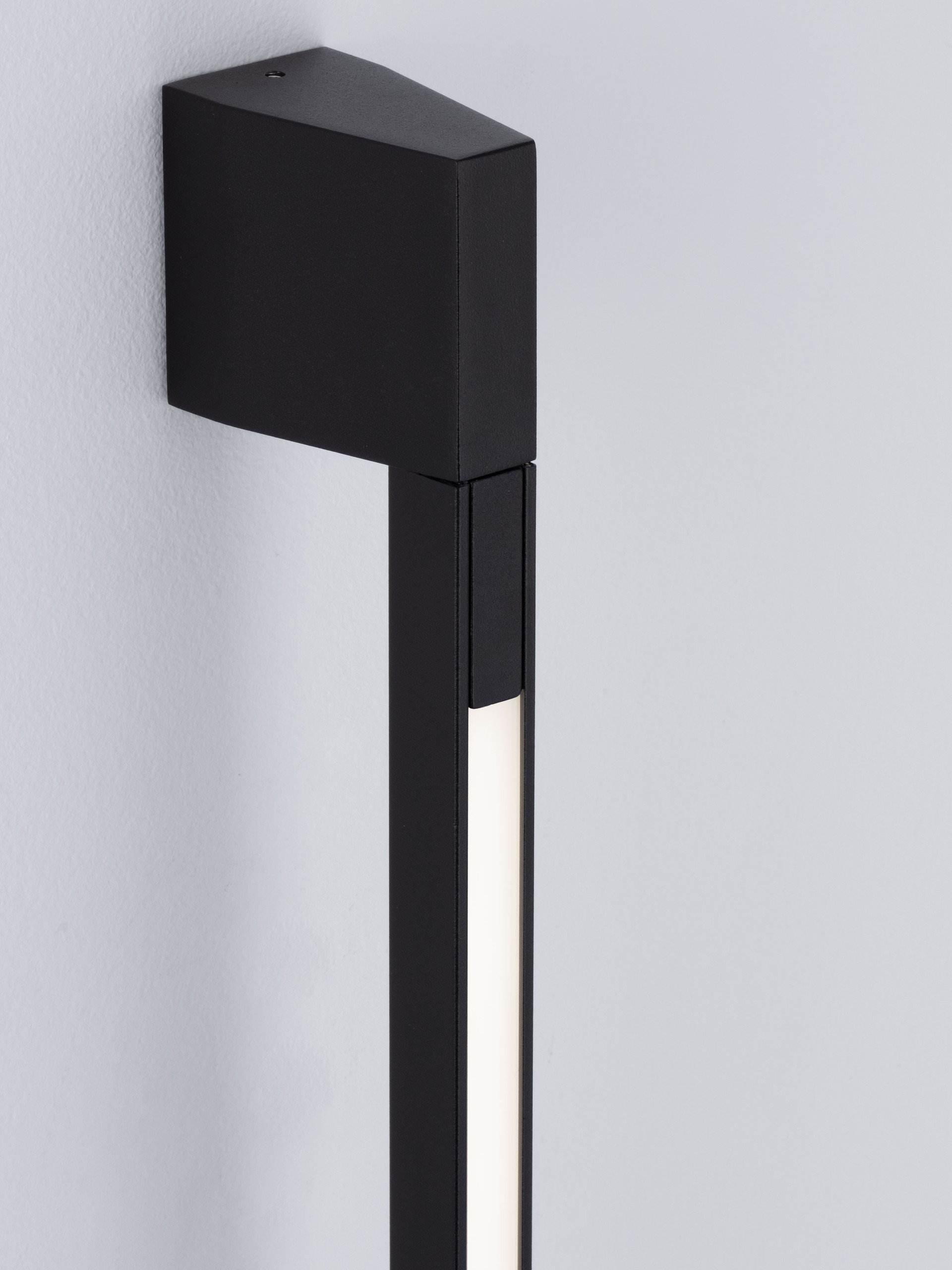 SPINE | L 4.5 W 8 H 90 cm | 8 W | 3000 K | 356 lm | IP54 | Black | Aluminum
