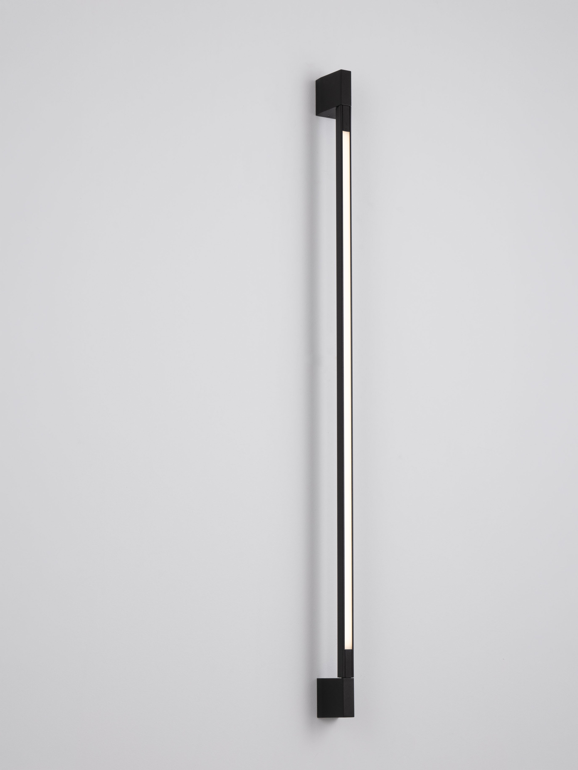 SPINE | L 4.5 W 8 H 120 cm | 11 W | 3000 K | 510 lm | IP54 | Black | Aluminum