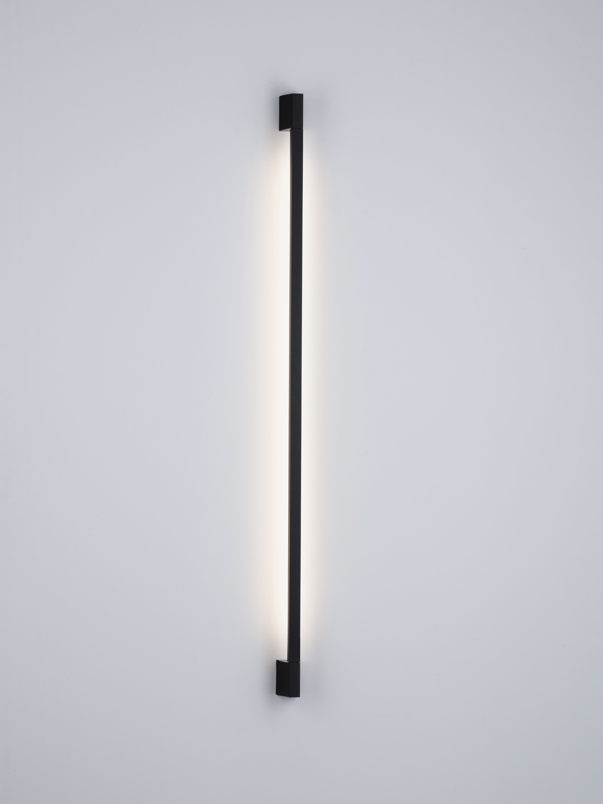 SPINE | L 4.5 W 8 H 120 cm | 11 W | 3000 K | 510 lm | IP54 | Black | Aluminum