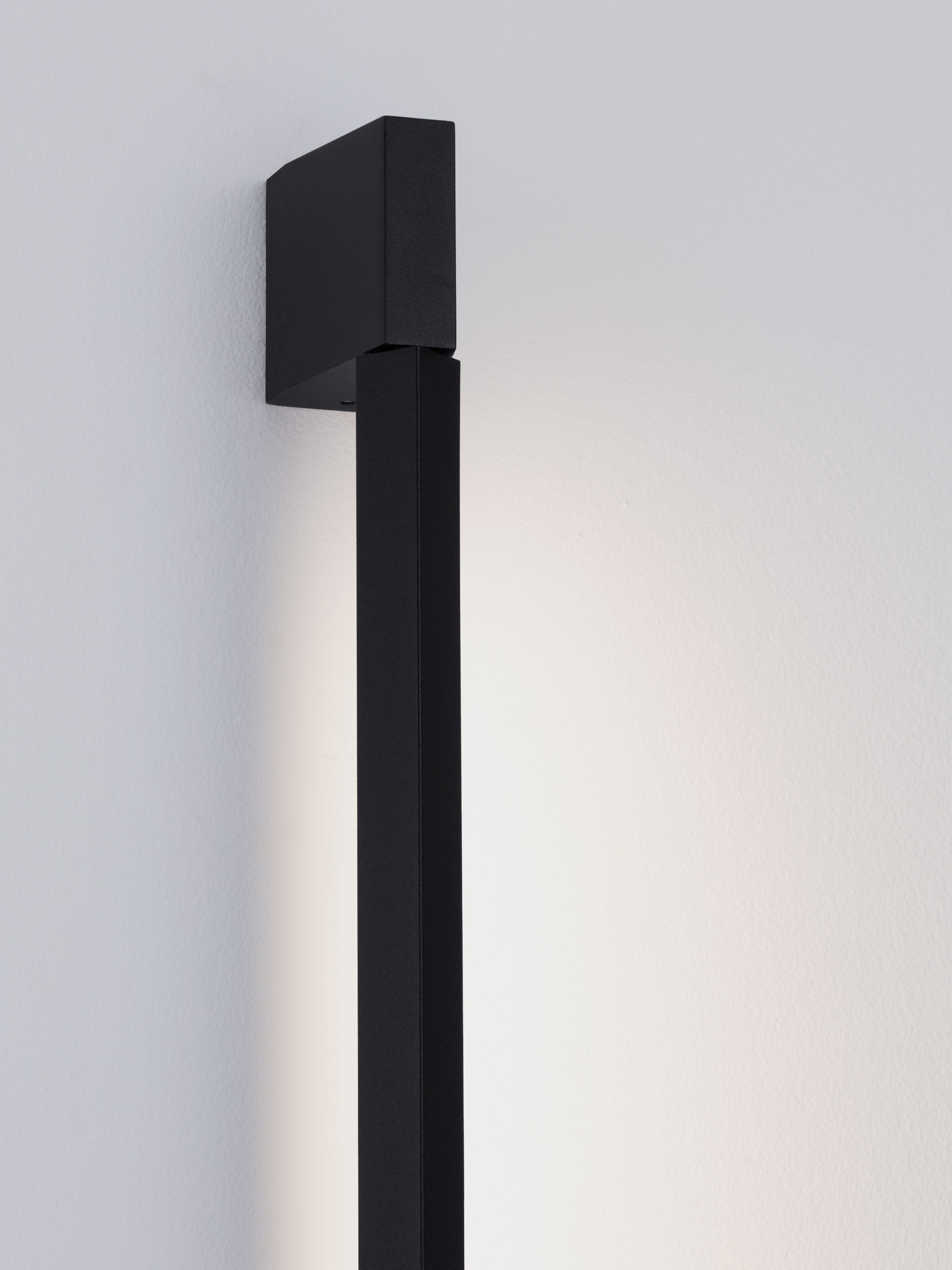 SPINE | L 4.5 W 8 H 120 cm | 11 W | 3000 K | 510 lm | IP54 | Black | Aluminum