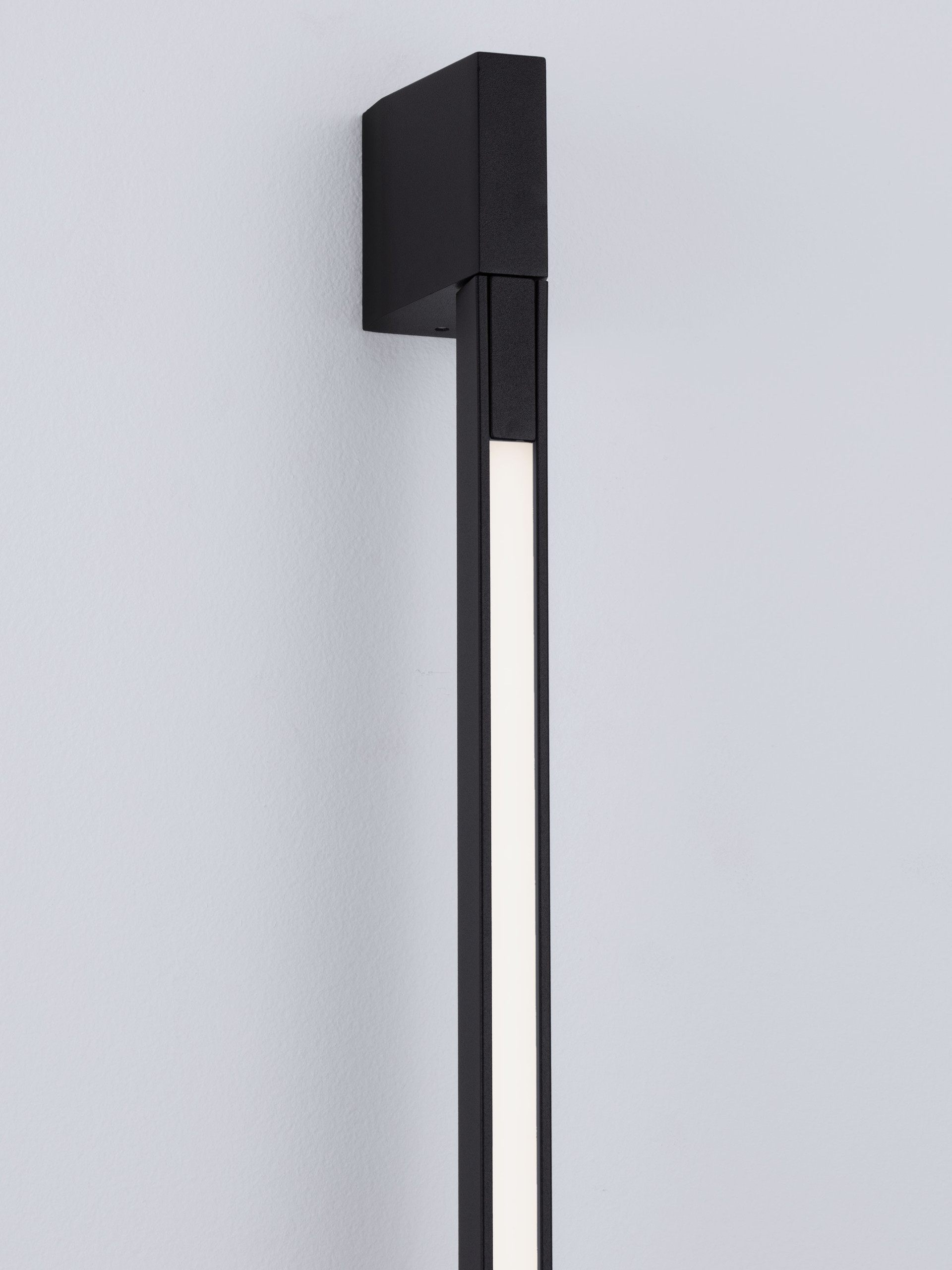 SPINE | L 4.5 W 8 H 120 cm | 11 W | 3000 K | 510 lm | IP54 | Black | Aluminum