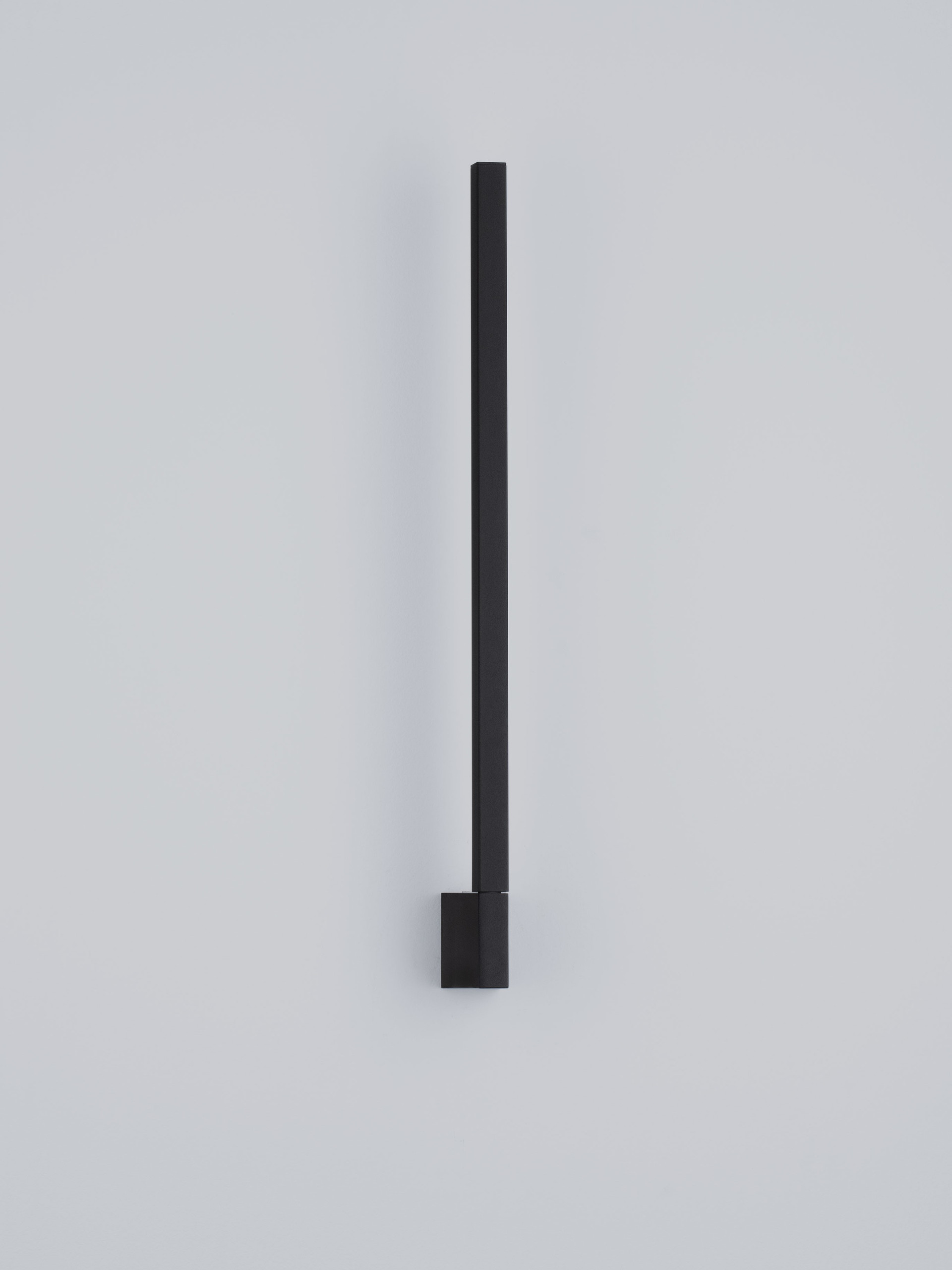 SPINE | L 4.5 W 8 H 60 cm | 8 W | 3000 K | 366 lm | IP54 | Black | Aluminum