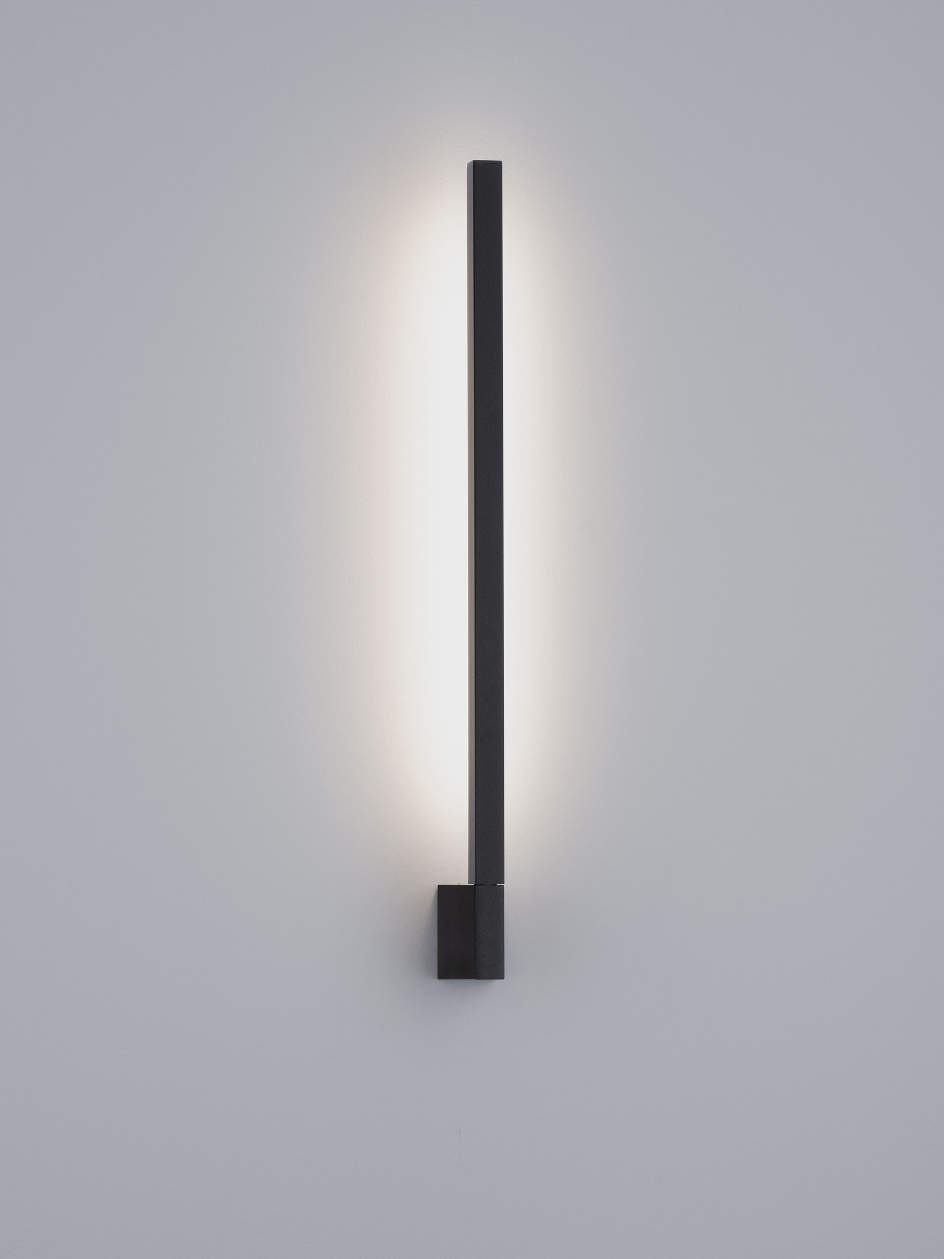 SPINE | L 4.5 W 8 H 60 cm | 8 W | 3000 K | 366 lm | IP54 | Black | Aluminum