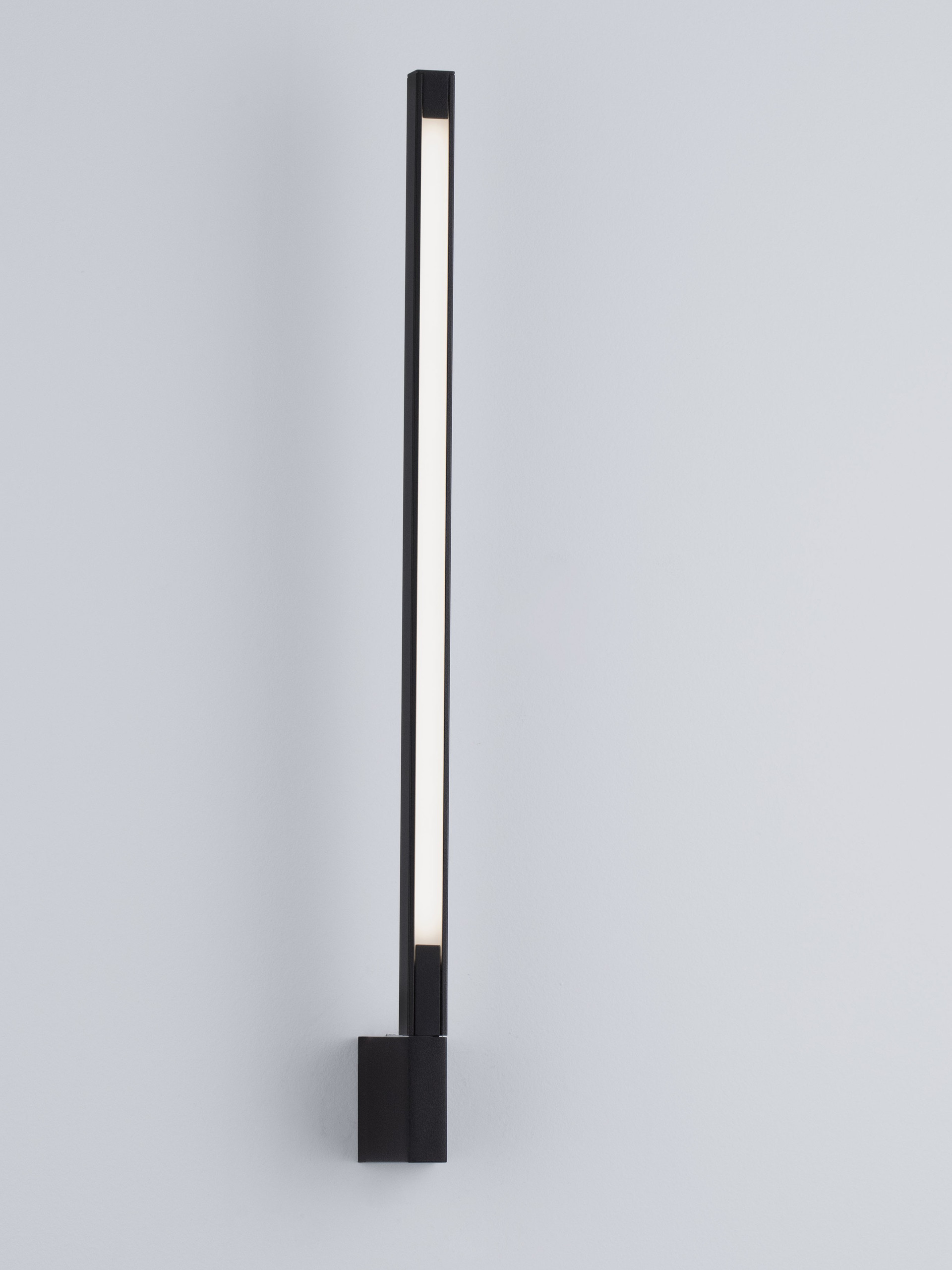 SPINE | L 4.5 W 8 H 60 cm | 8 W | 3000 K | 366 lm | IP54 | Black | Aluminum
