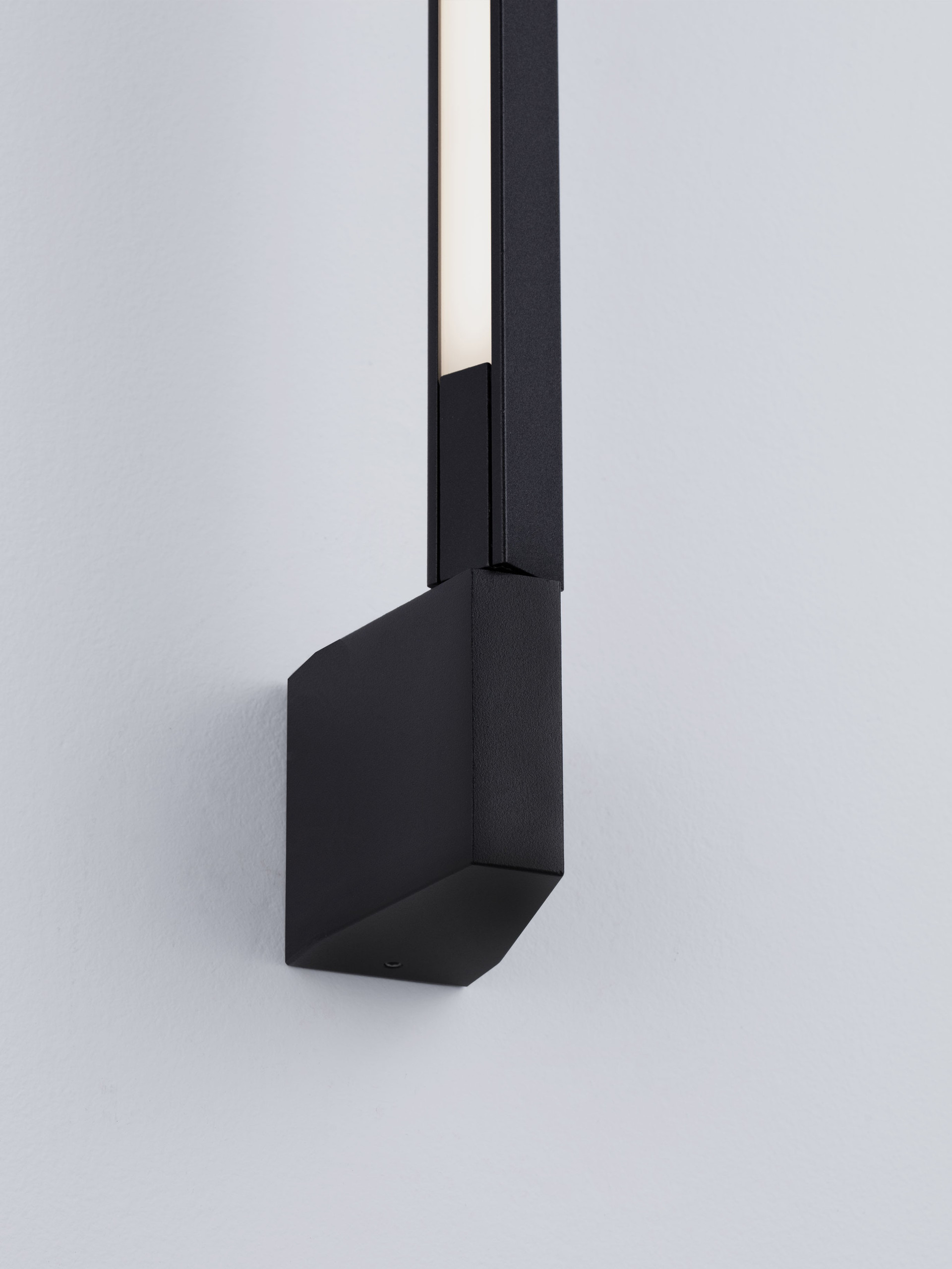 SPINE | L 4.5 W 8 H 60 cm | 8 W | 3000 K | 366 lm | IP54 | Black | Aluminum