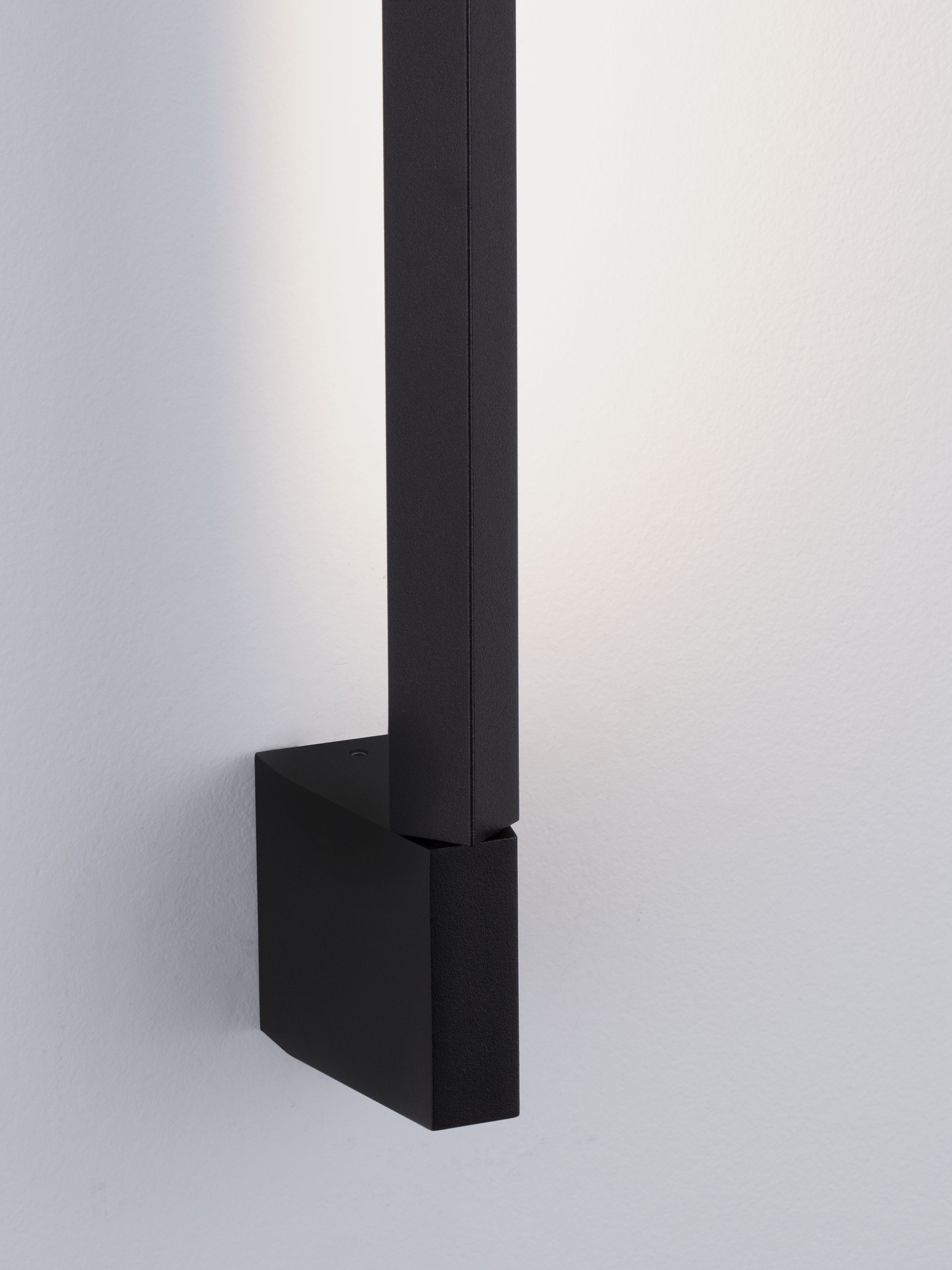 SPINE | L 4.5 W 8 H 60 cm | 8 W | 3000 K | 366 lm | IP54 | Black | Aluminum