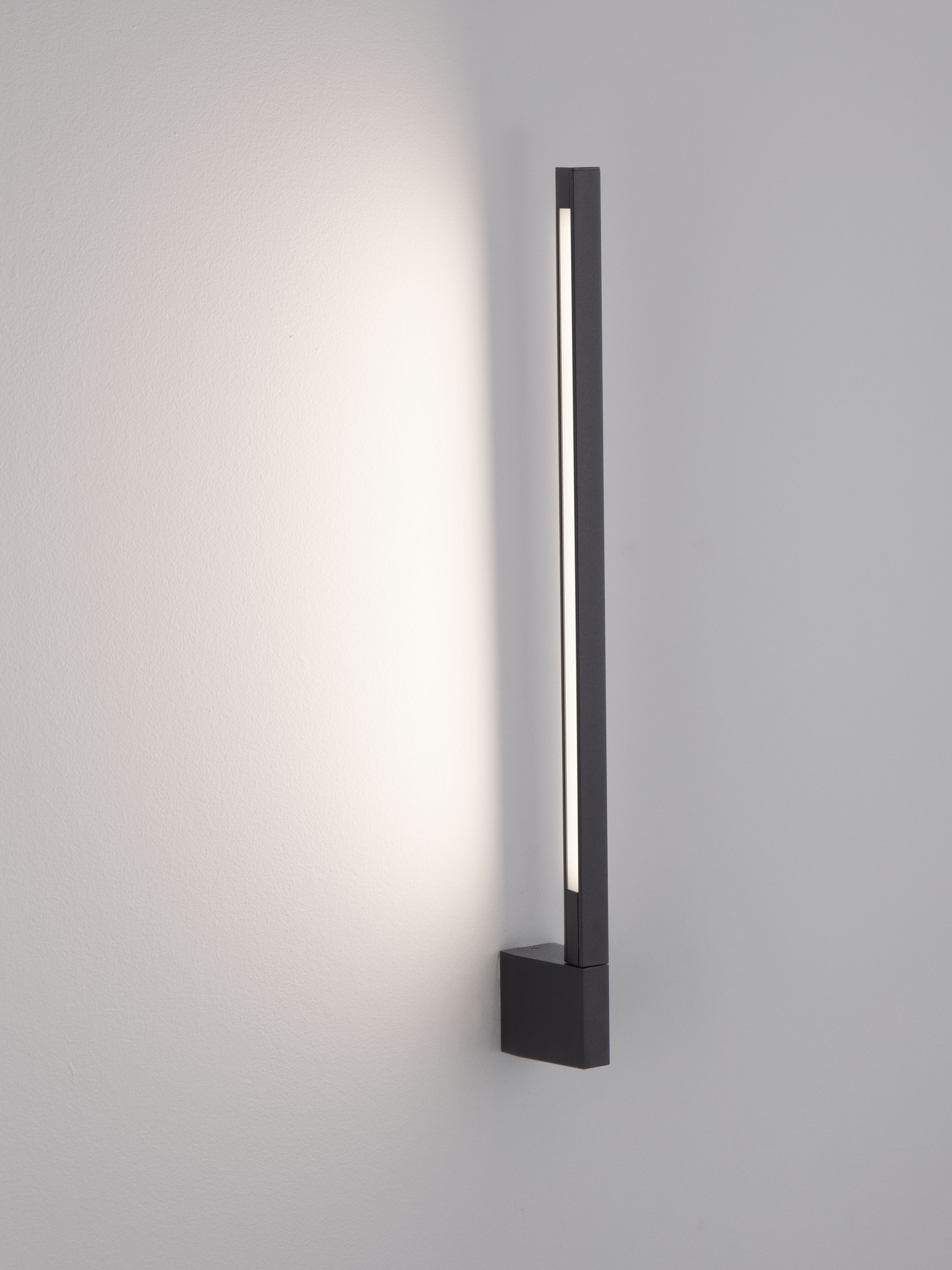 SPINE | L 4.5 W 8 H 60 cm | 8 W | 3000 K | 366 lm | IP54 | Black | Aluminum
