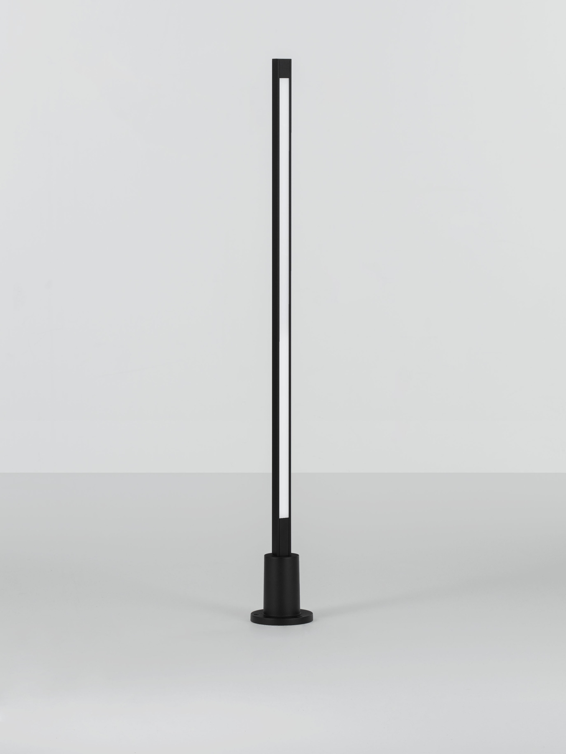 STRIPE | L 2.2 W 2.2 H 80 cm | 8 W | 3000 K | 381 lm | IP65 | Black | Aluminum