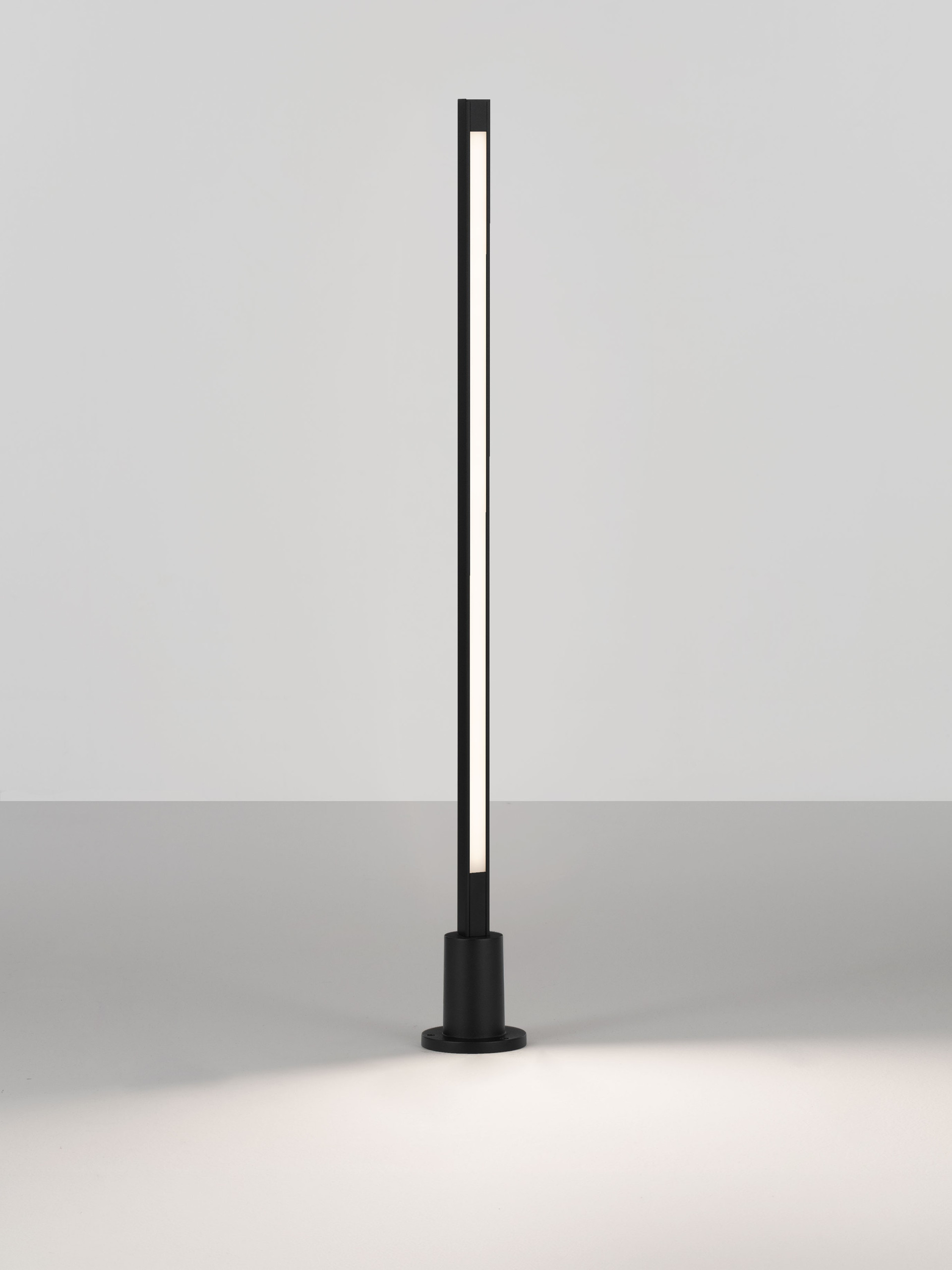 STRIPE | L 2.2 W 2.2 H 80 cm | 8 W | 3000 K | 381 lm | IP65 | Black | Aluminum