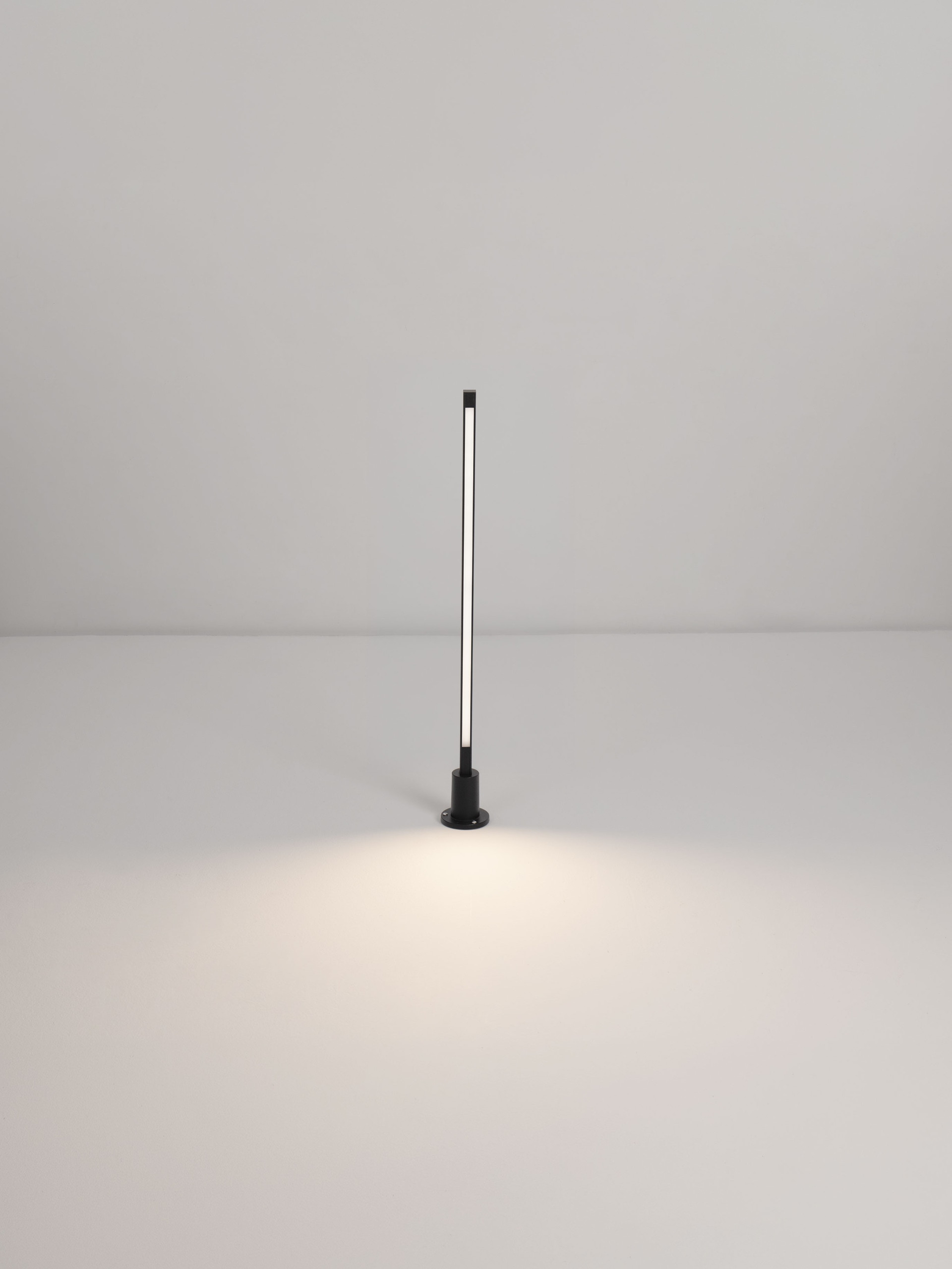 STRIPE | L 2.2 W 2.2 H 80 cm | 8 W | 3000 K | 381 lm | IP65 | Black | Aluminum