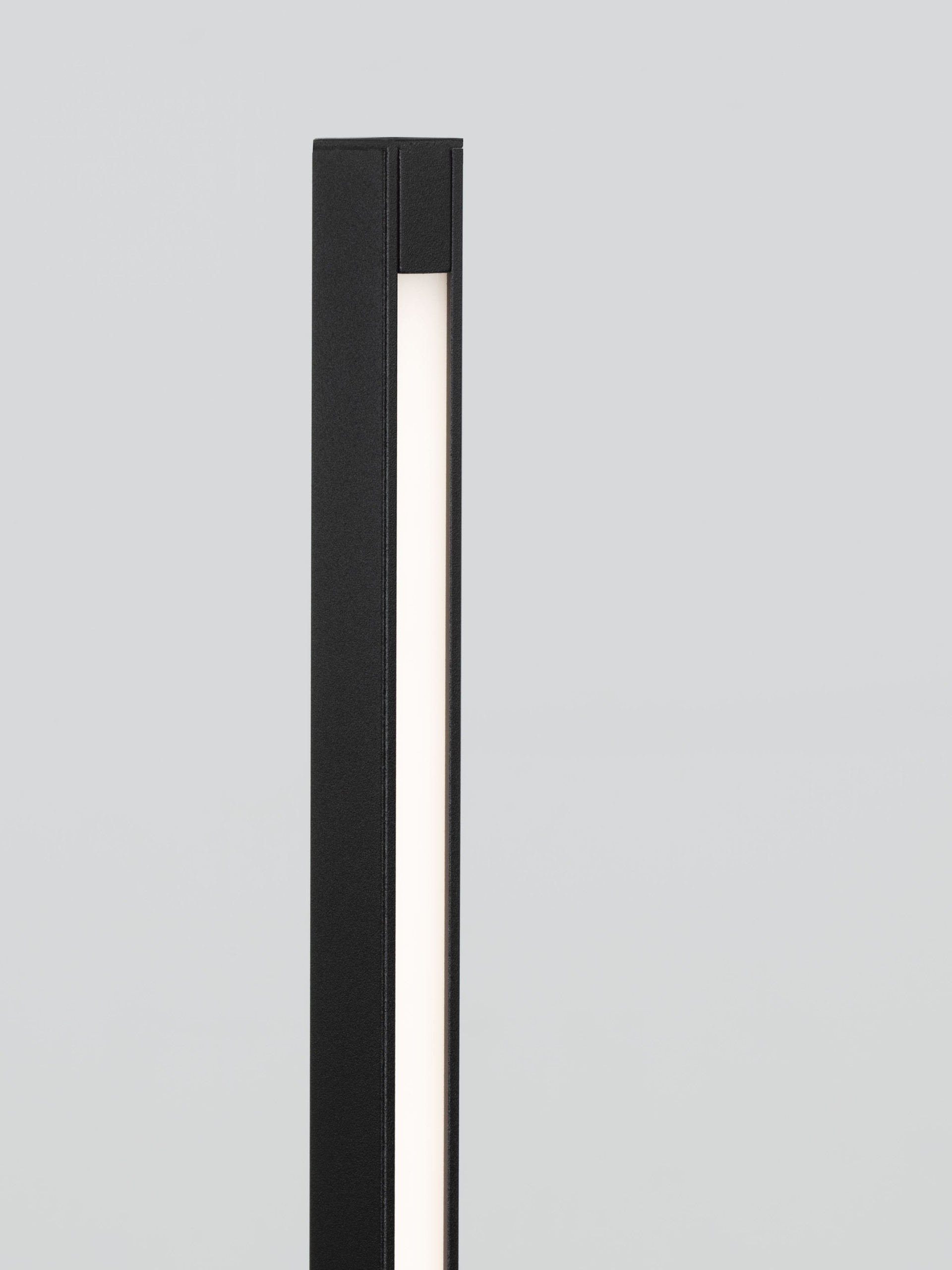 STRIPE | L 2.2 W 2.2 H 80 cm | 8 W | 3000 K | 381 lm | IP65 | Black | Aluminum