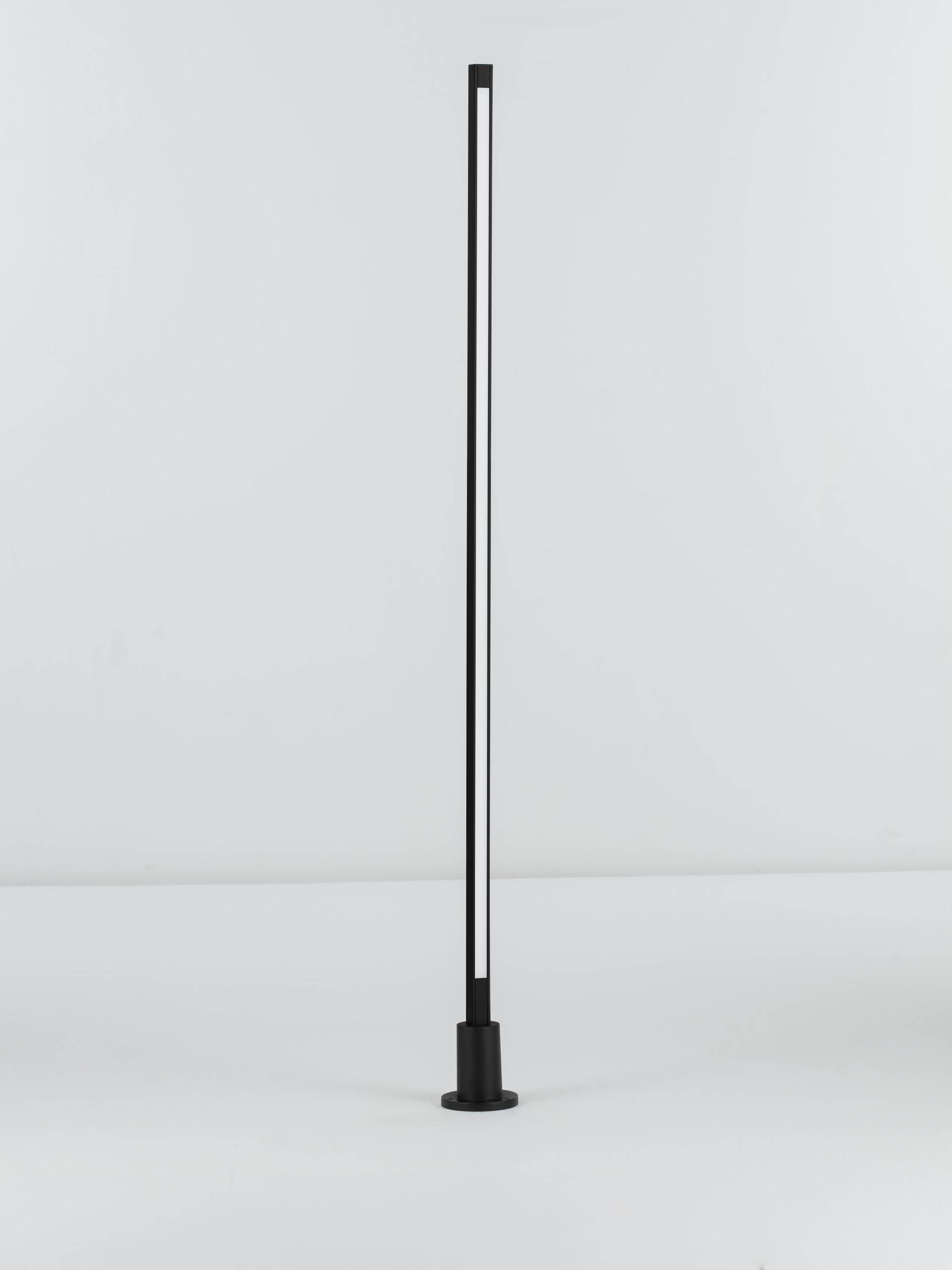 STRIPE | L 2.2 W 2.2 H 120 cm | 12 W | 3000 K | 492 lm | IP65 | Black | Aluminum
