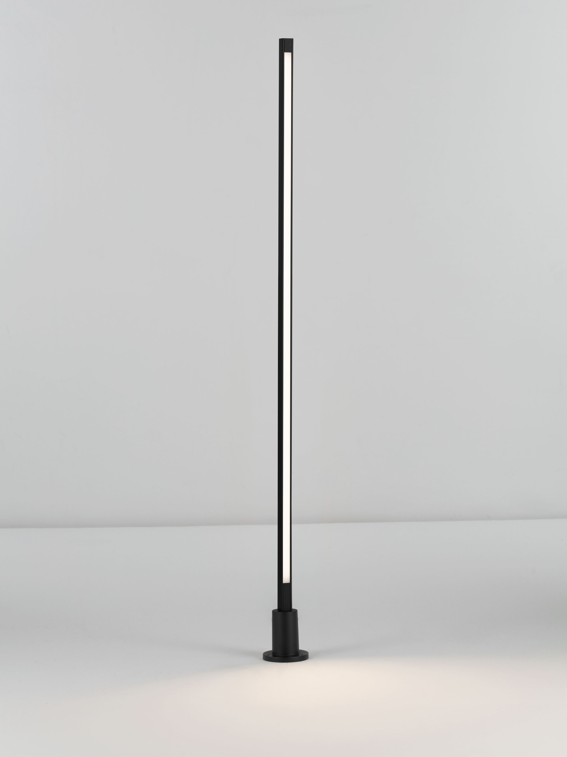STRIPE | L 2.2 W 2.2 H 120 cm | 12 W | 3000 K | 492 lm | IP65 | Black | Aluminum